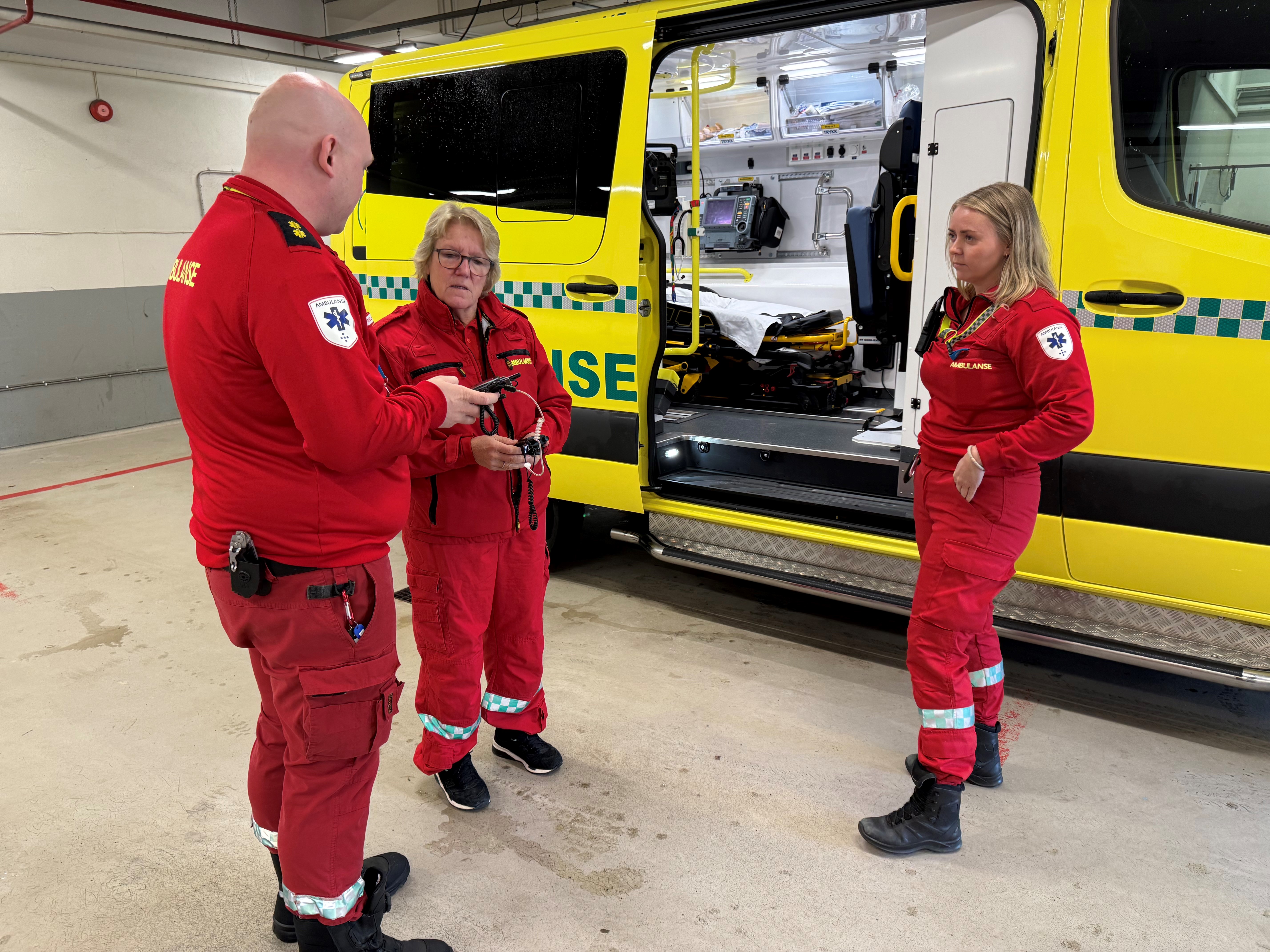 Hospitanten får opplæring i nødnettradio