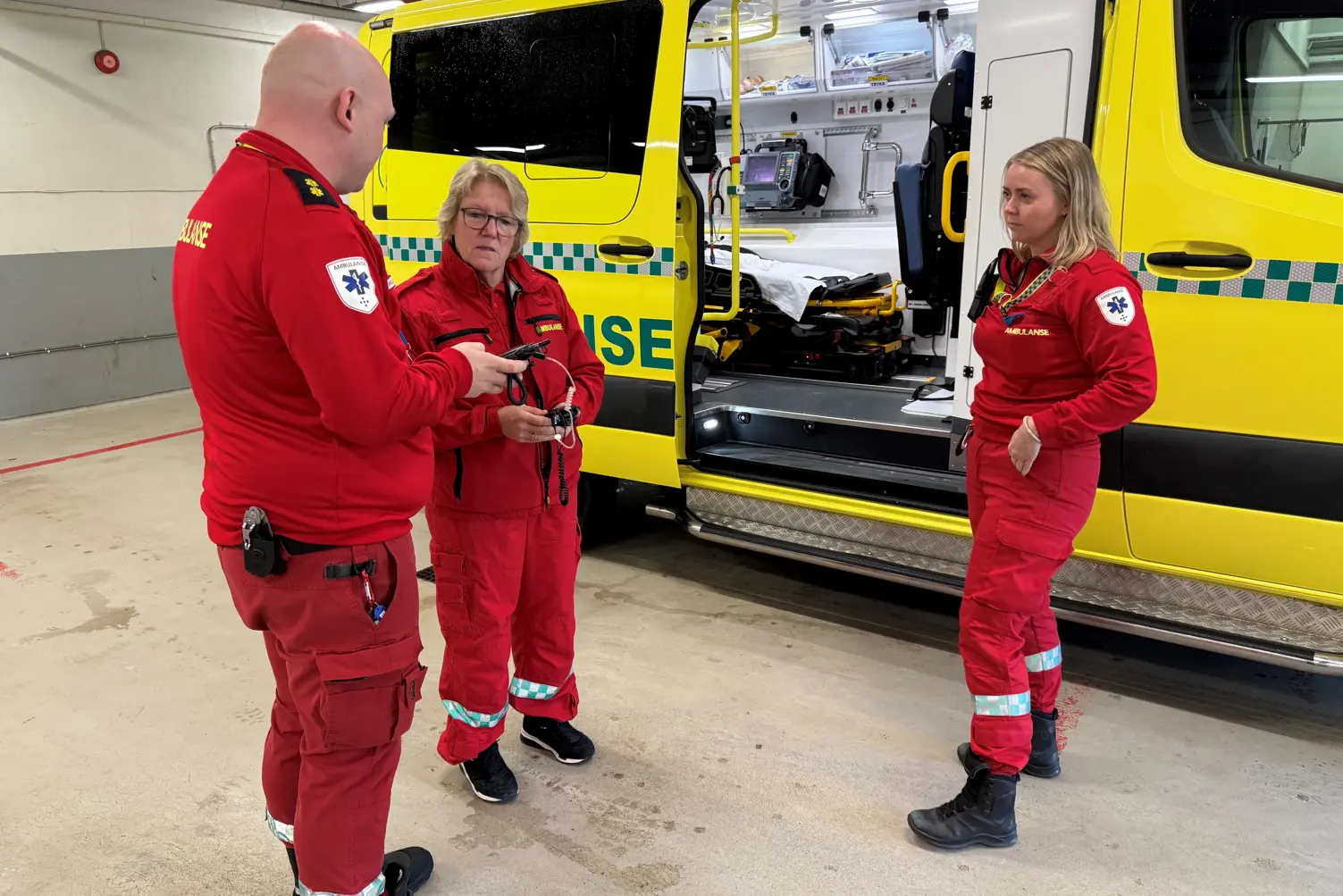 Hospitanten får opplæring i nødnettradio