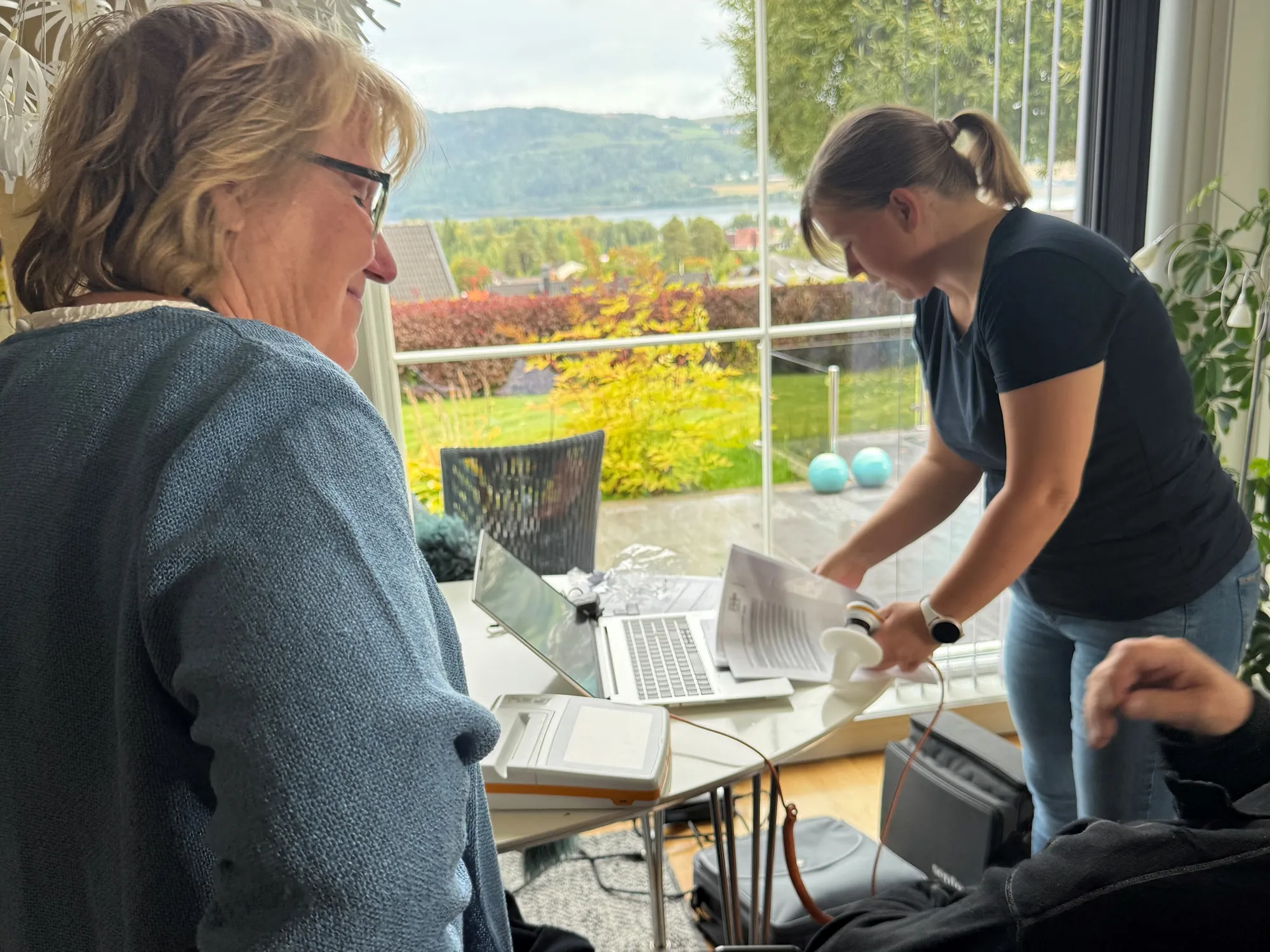 Et par kvinner står nær hverandre