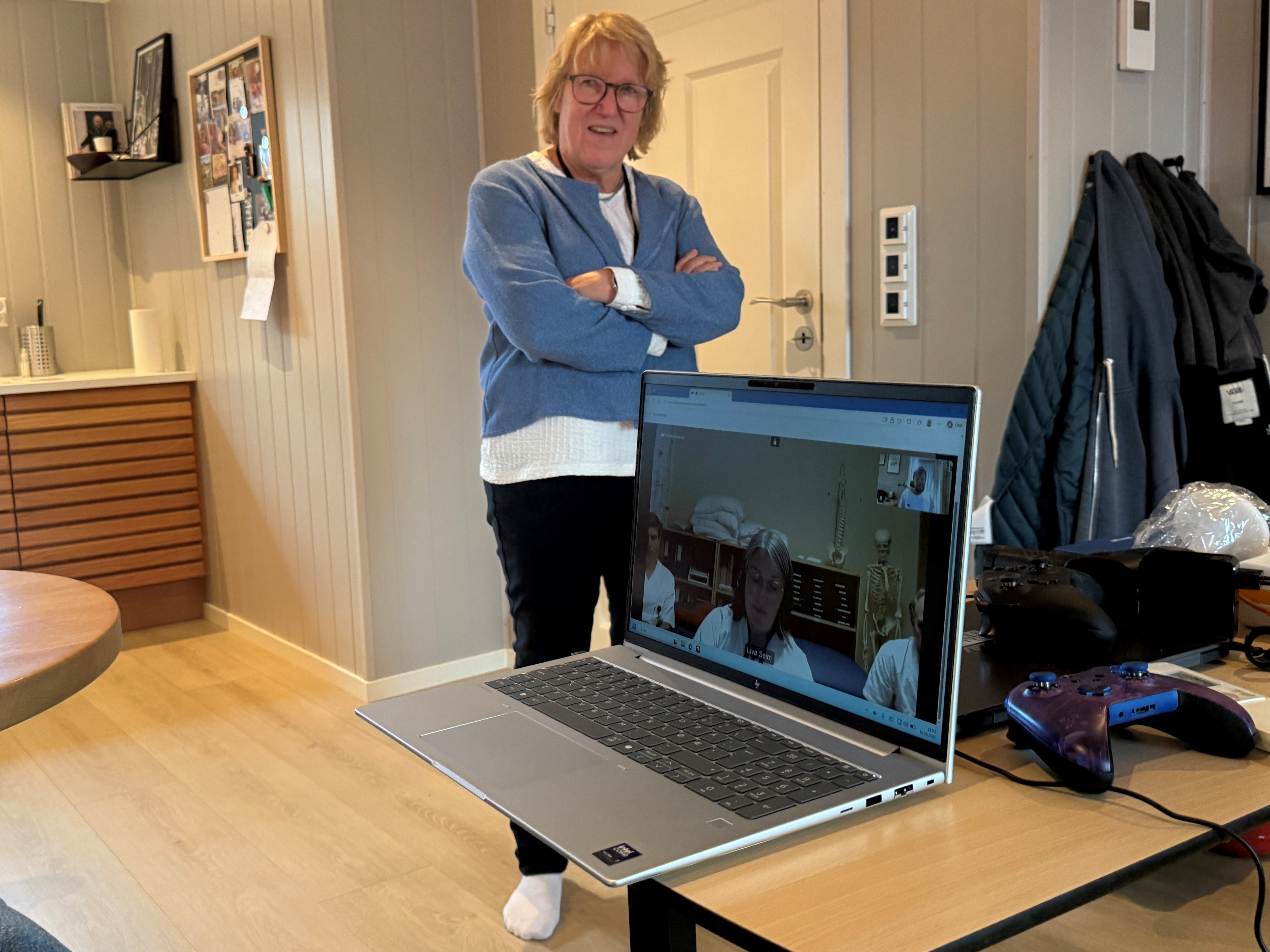 En person som står ved siden av en bærbar PC