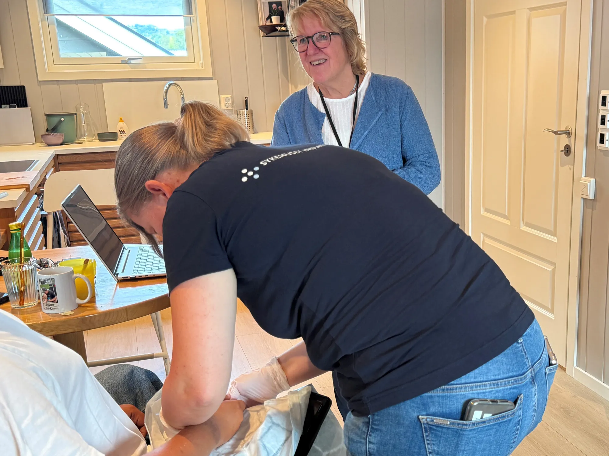 En person som får håret gjort