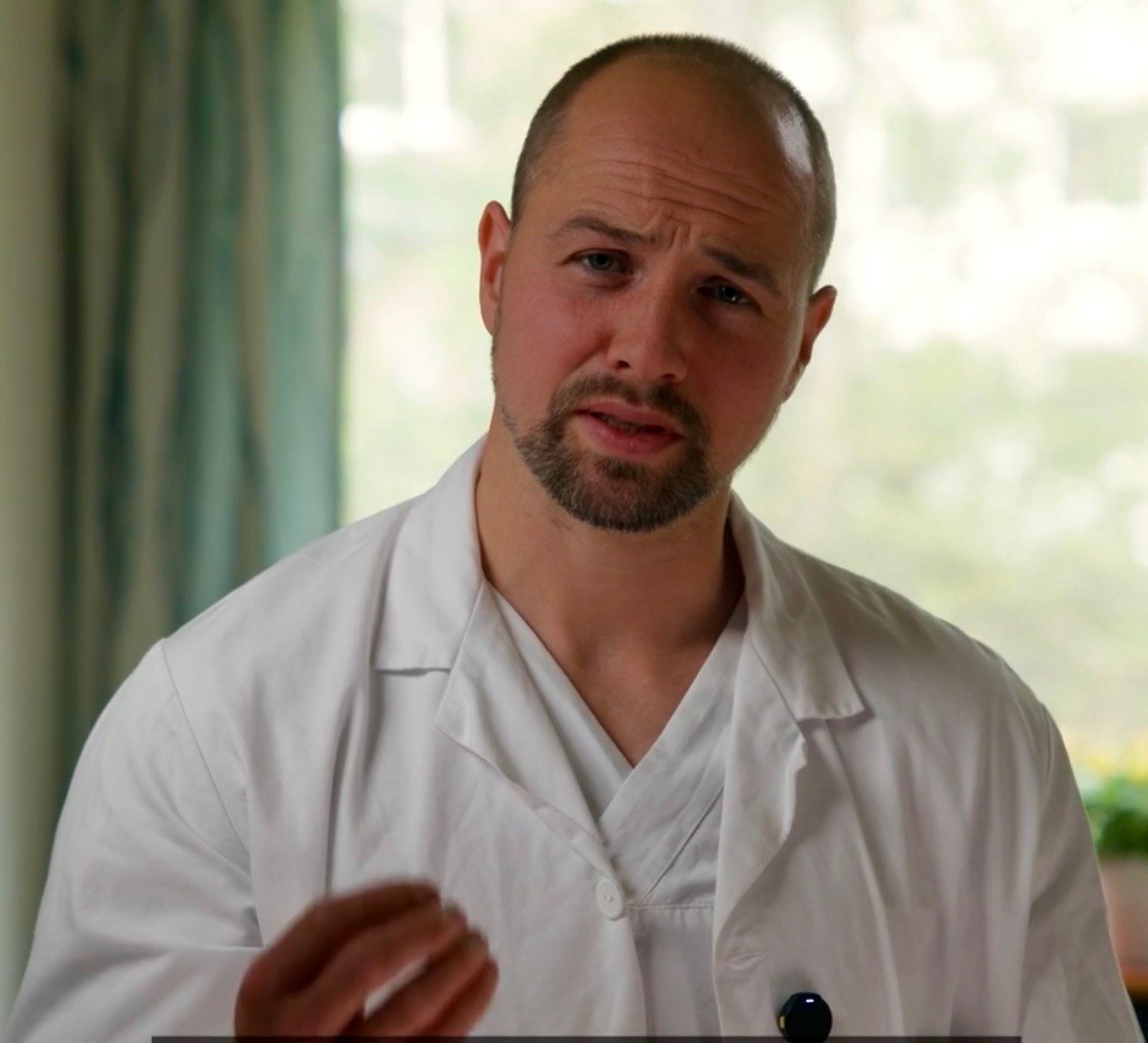 Avdelingsoverlege Magnus Andreas Rognlien Husøy kledd i legefrakk, portrett.