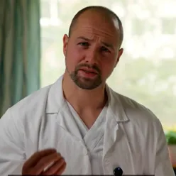 Avdelingsoverlege Magnus Andreas Rognlien Husøy kledd i legefrakk, portrett.