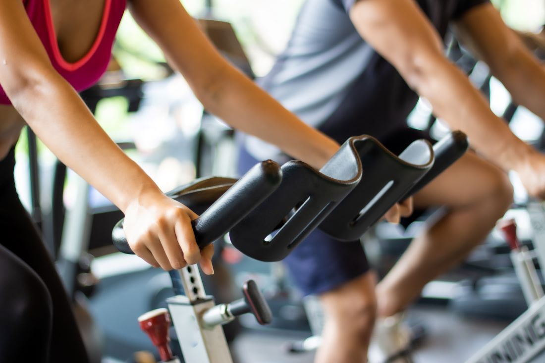 Et nærbilde av folk som trener