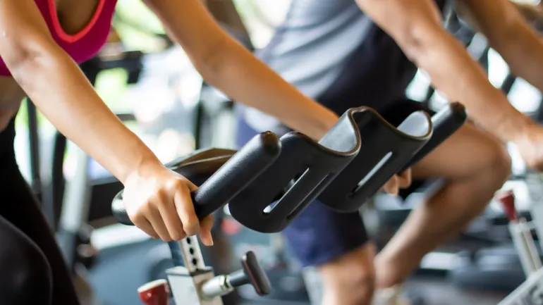 Et nærbilde av folk som trener