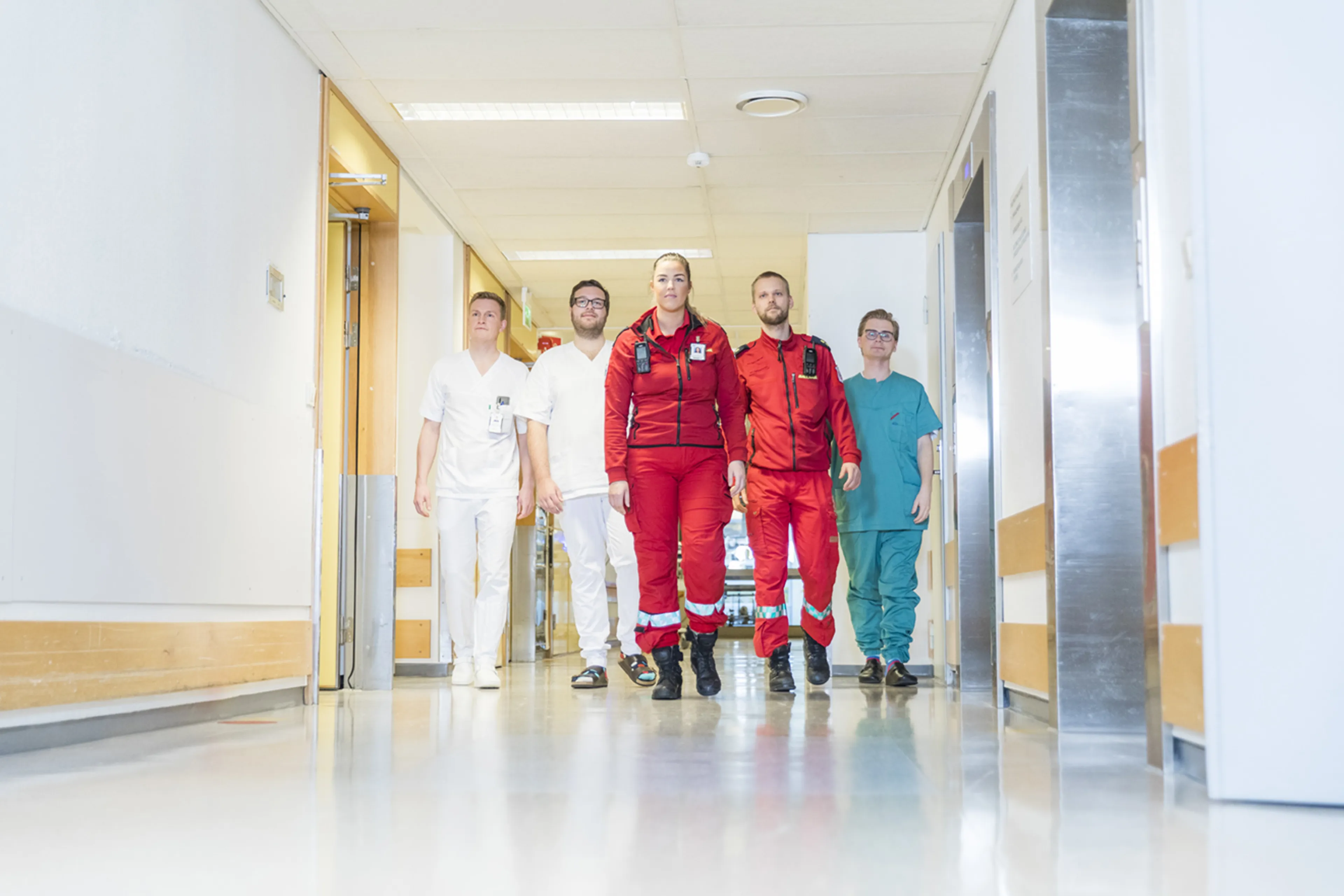 En gruppe mennesker som poserer for et bilde