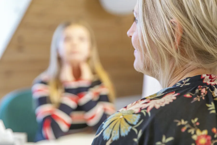 En voksen person som ser bort på et barn.