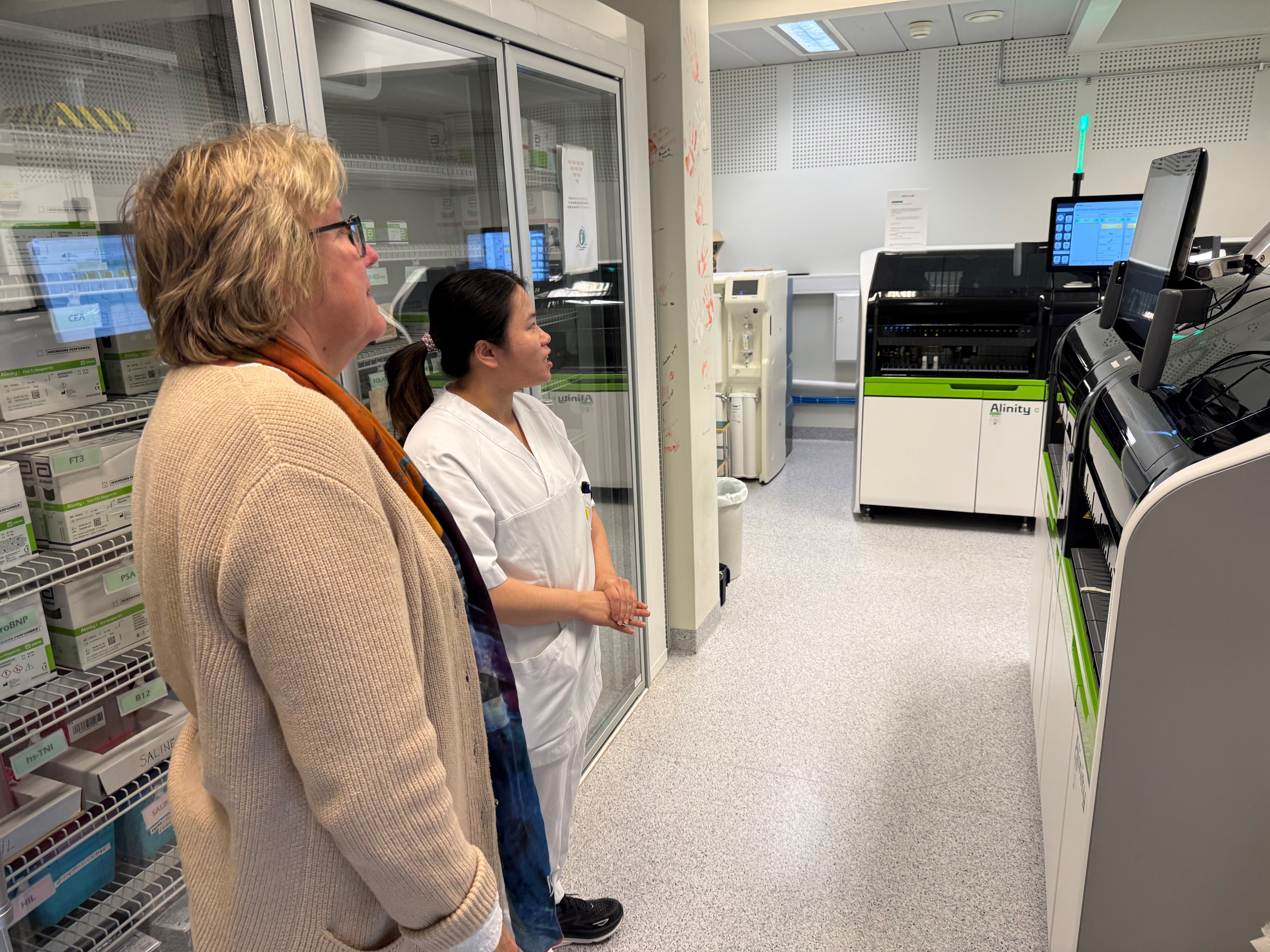 Noen få personer i et rom