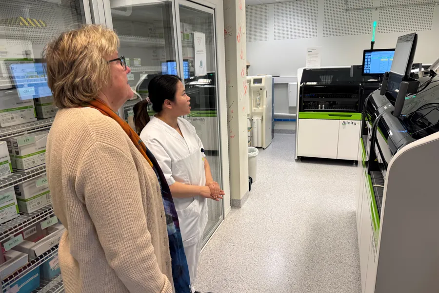 Noen få personer i et rom