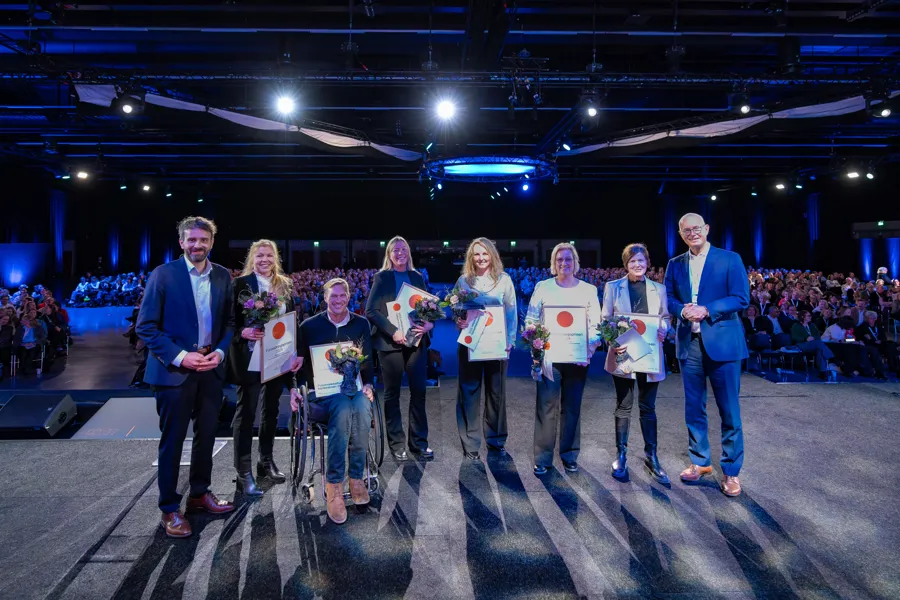 Helse- og omsorgsminister Jan Christian Vestre, prosjektleder Ingebjørg Irgens, Lars Ivar Eilerås fra Landsforeningen for ryggmargsskadde, Hilde Sørli fra Sunnaas sykehus, Helene Storhei fra Lyngdal kommune, Eirunn Bjørkheim fra Etnedal kommune, Marit Dammen fra Sykehuset Innlandet, og direktør i Helsedirektoratet Bjørn Guldvog.