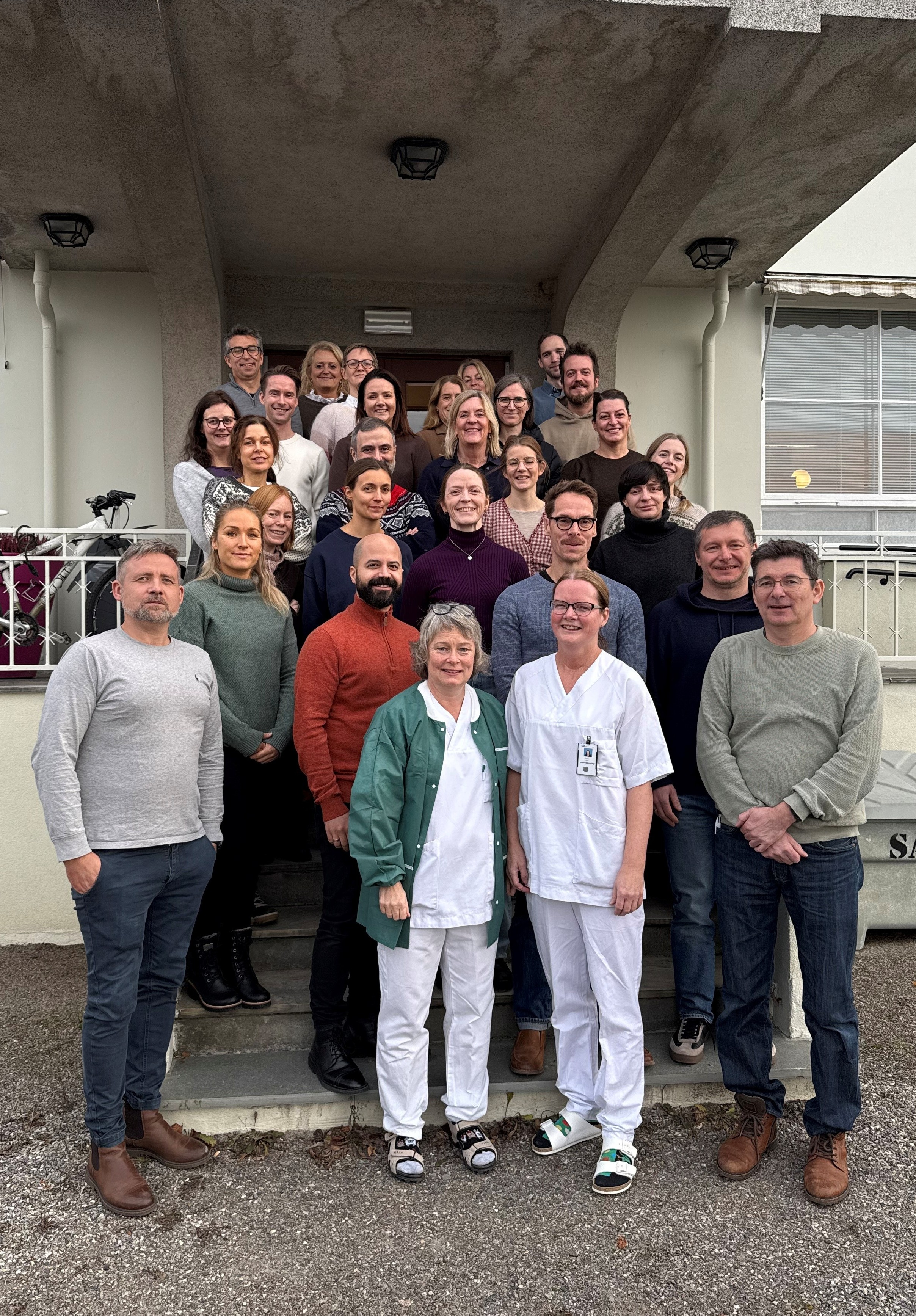 Kursdeltakere står samlet, gruppebilde.