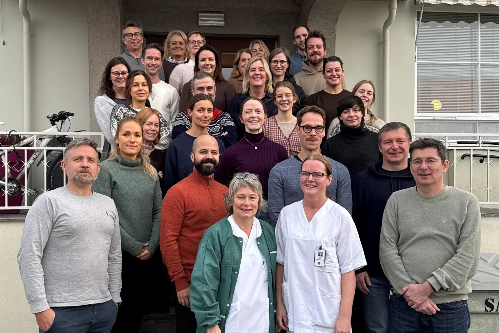 Kursdeltakere står samlet, gruppebilde.