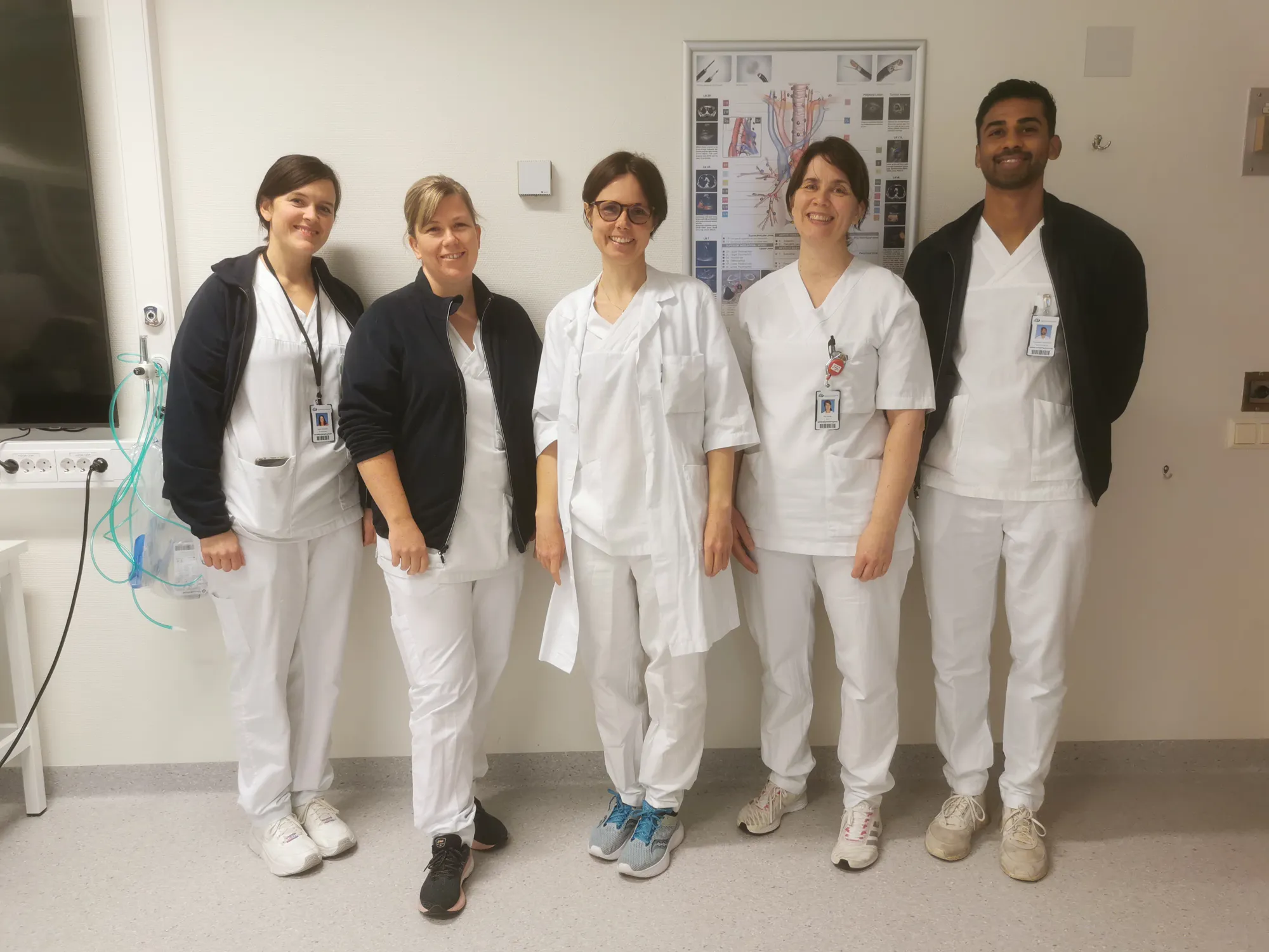 En gruppe mennesker iført hvite laboratoriefrakker og merker