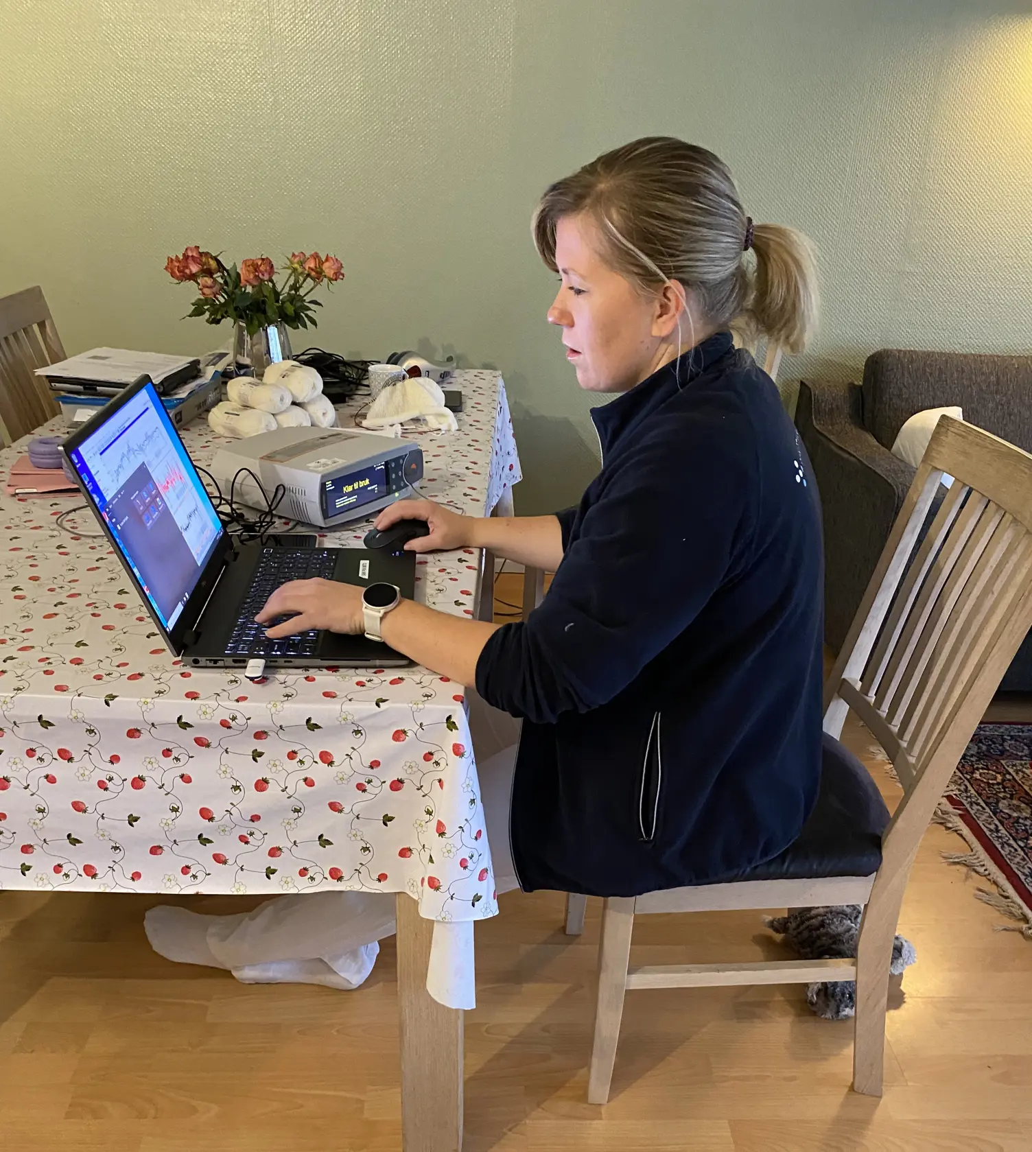 En person som bruker en bærbar datamaskin