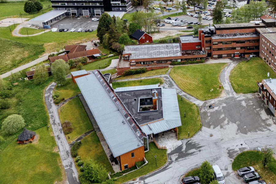 Et høyvinkelbilde av en bygning