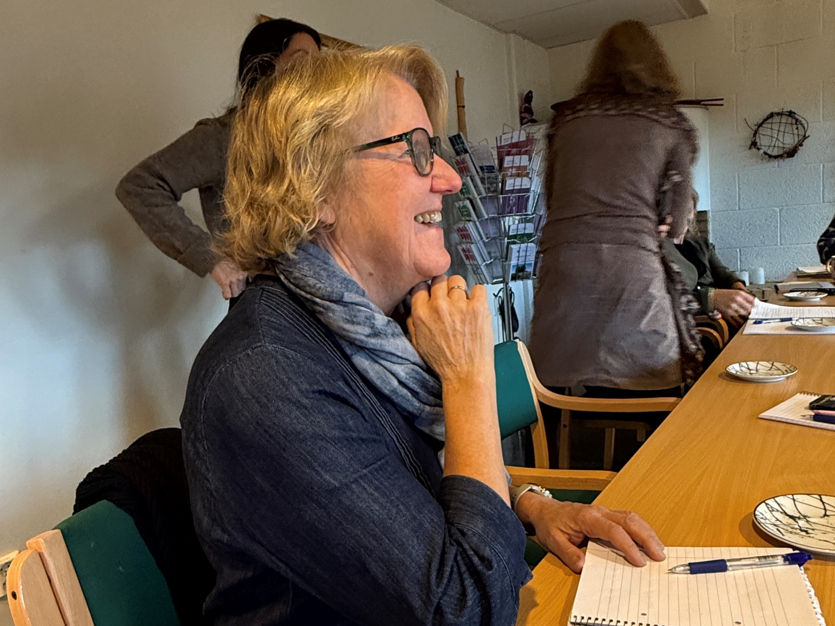 En person som sitter ved et bord