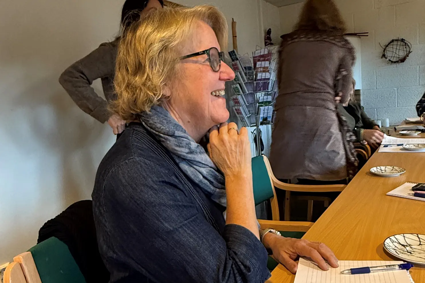 En person som sitter ved et bord