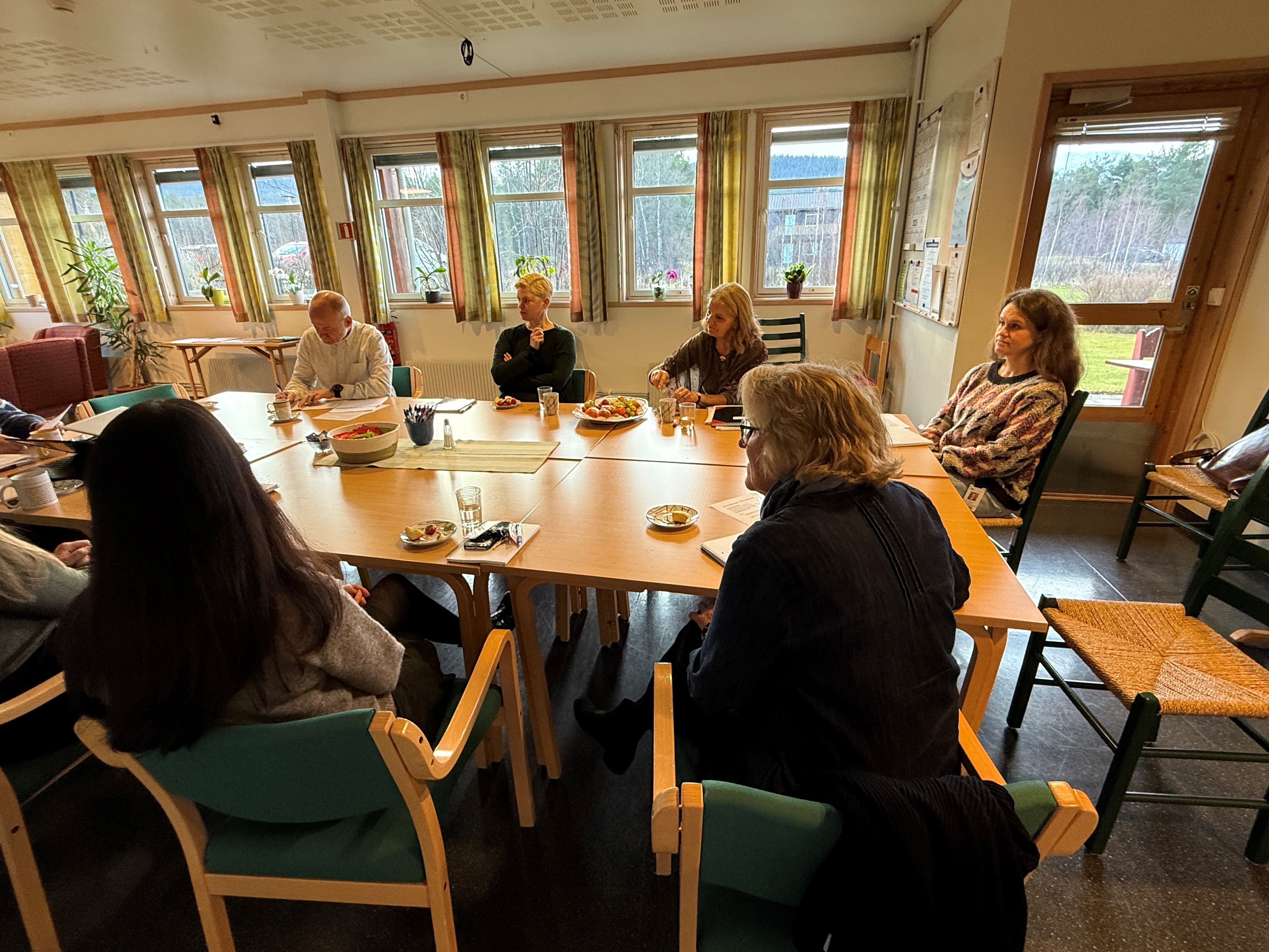 En gruppe mennesker som sitter rundt et bord
