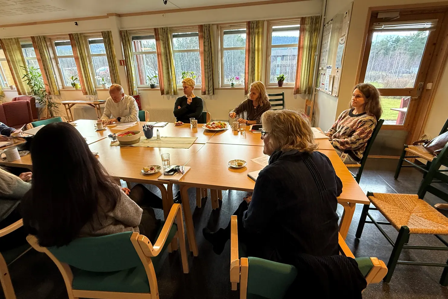 En gruppe mennesker som sitter rundt et bord