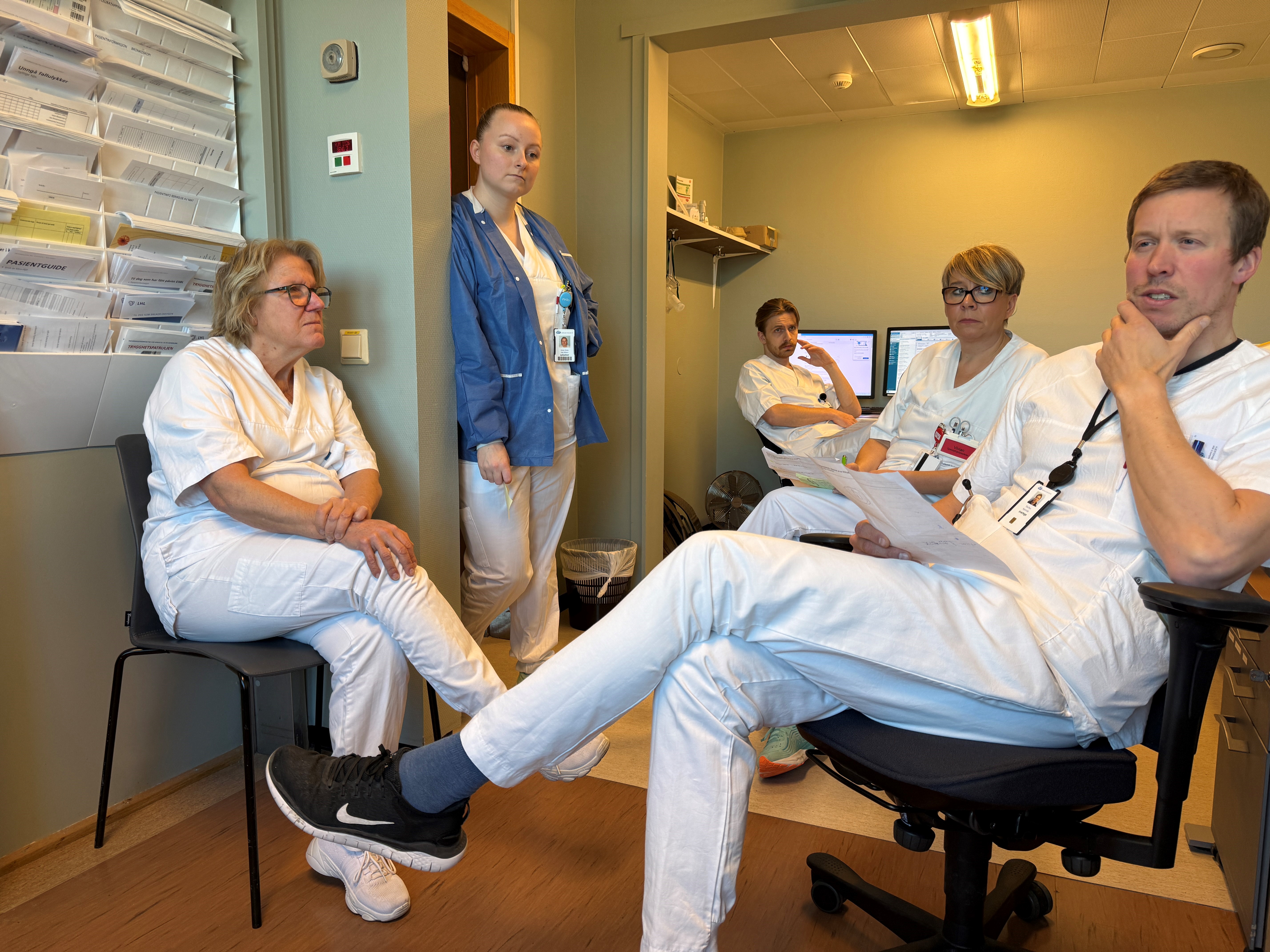 En gruppe mennesker i et rom