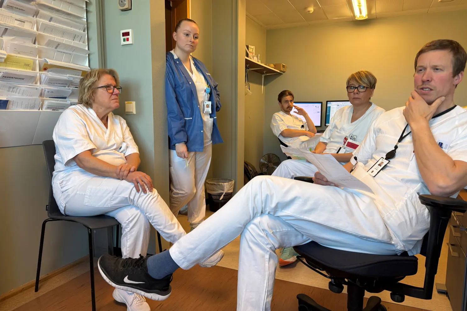 En gruppe mennesker i et rom