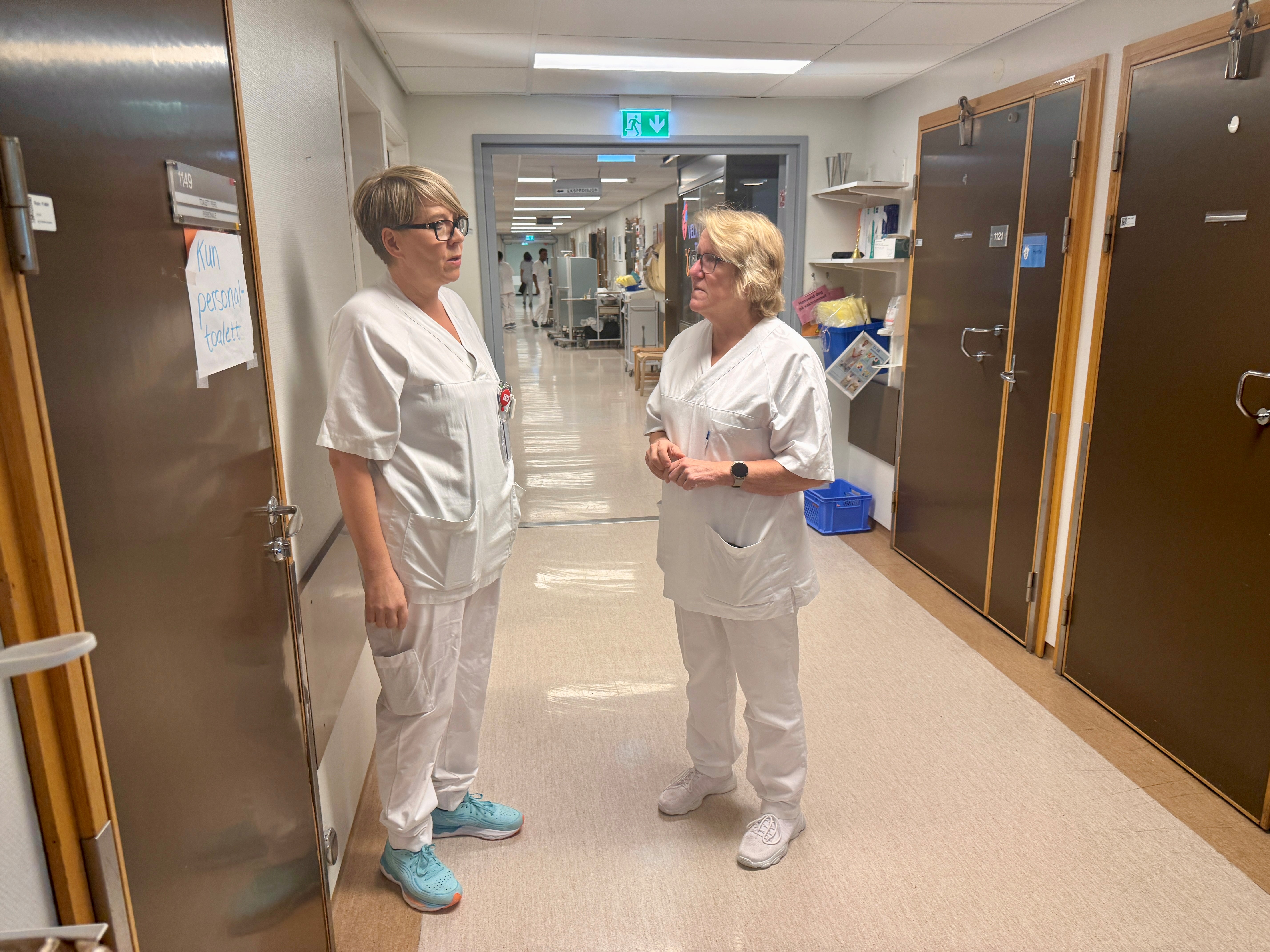 Et par kvinner i en korridor