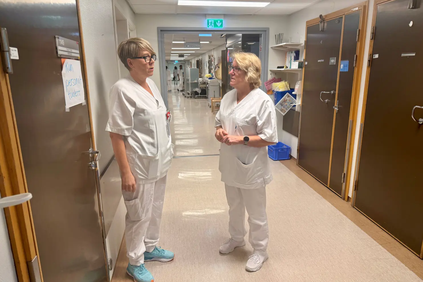 Et par kvinner i en korridor