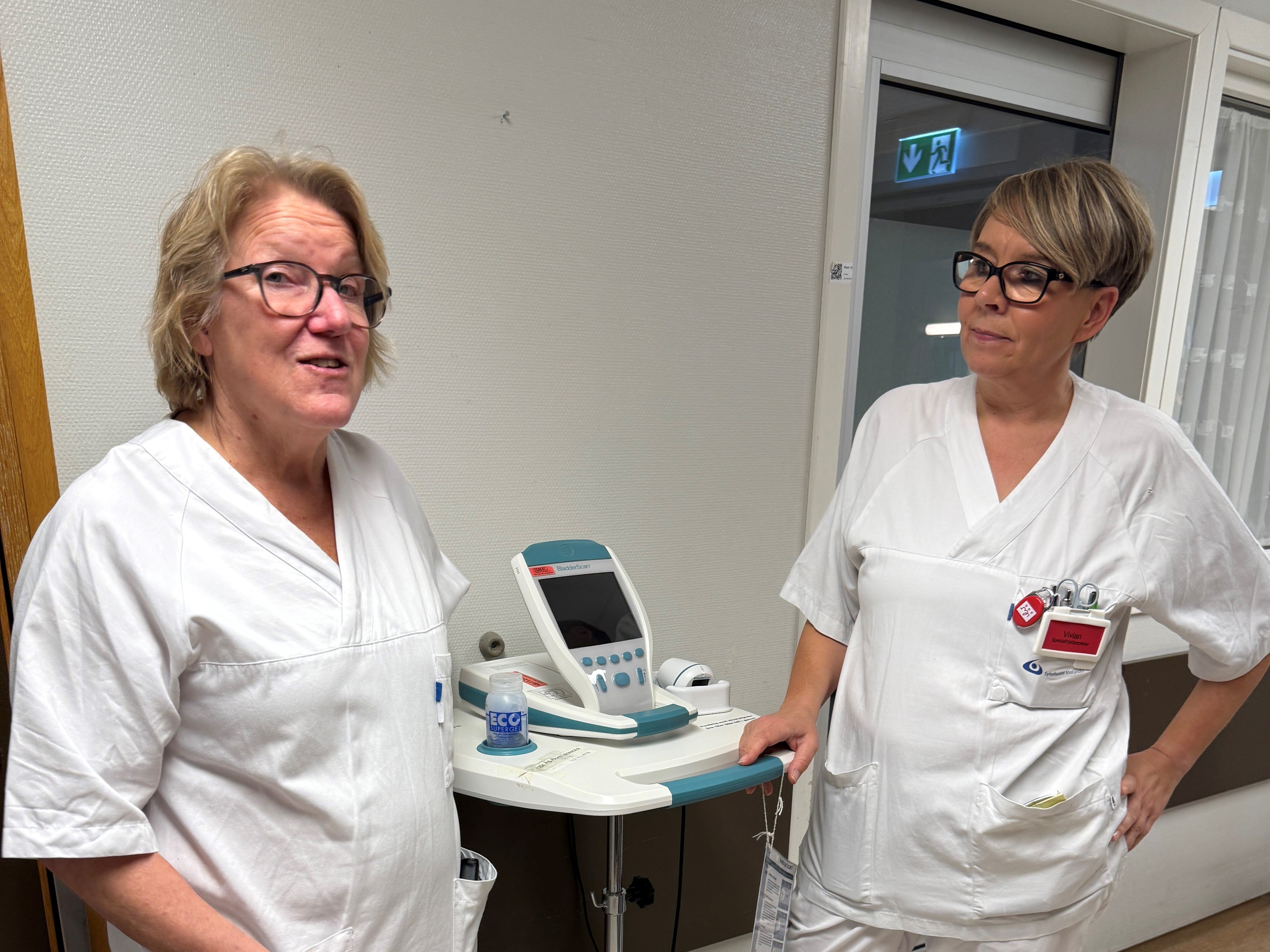 Et par kvinner i hvite frakker