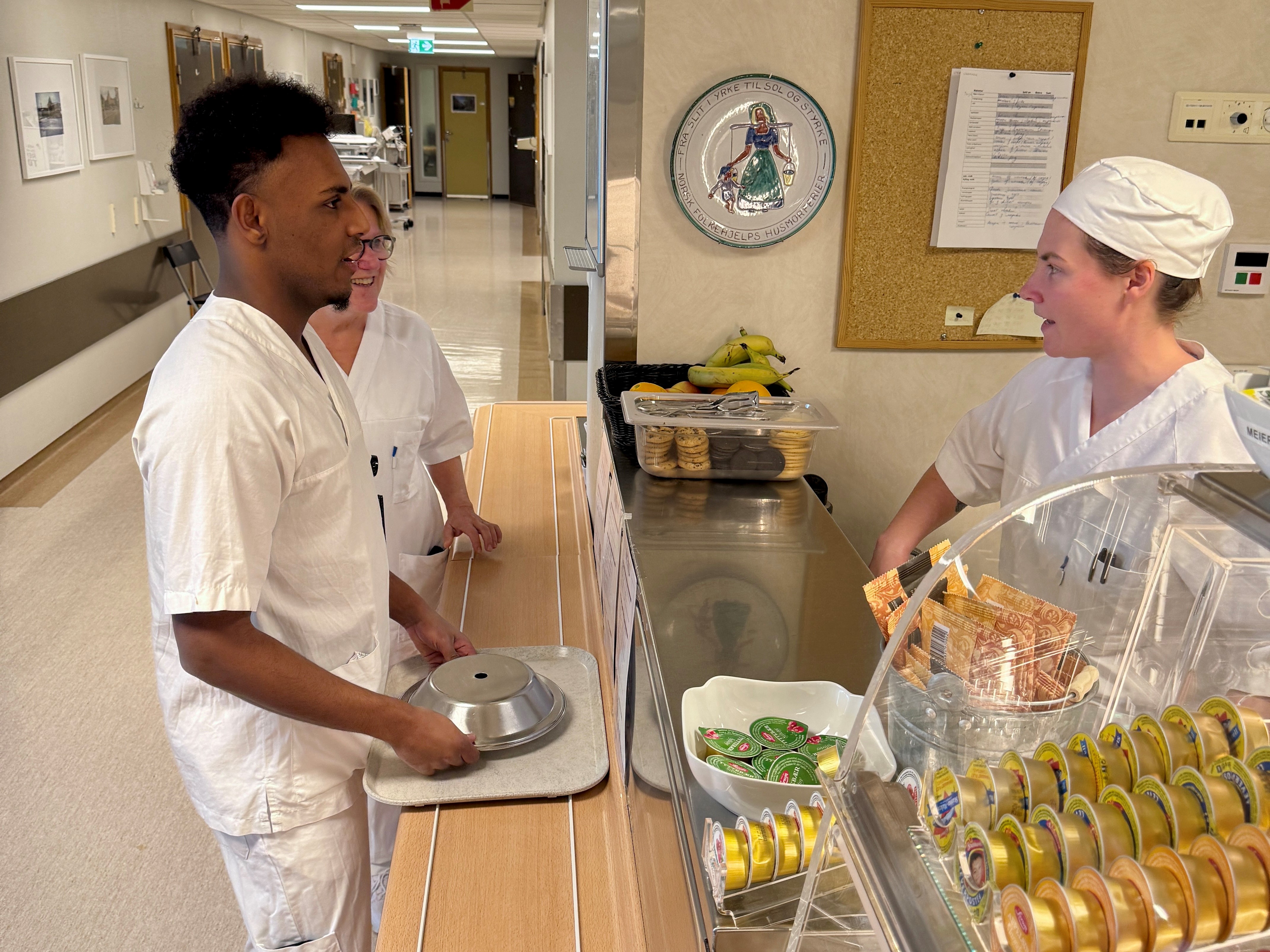 Et par kokker som lager mat