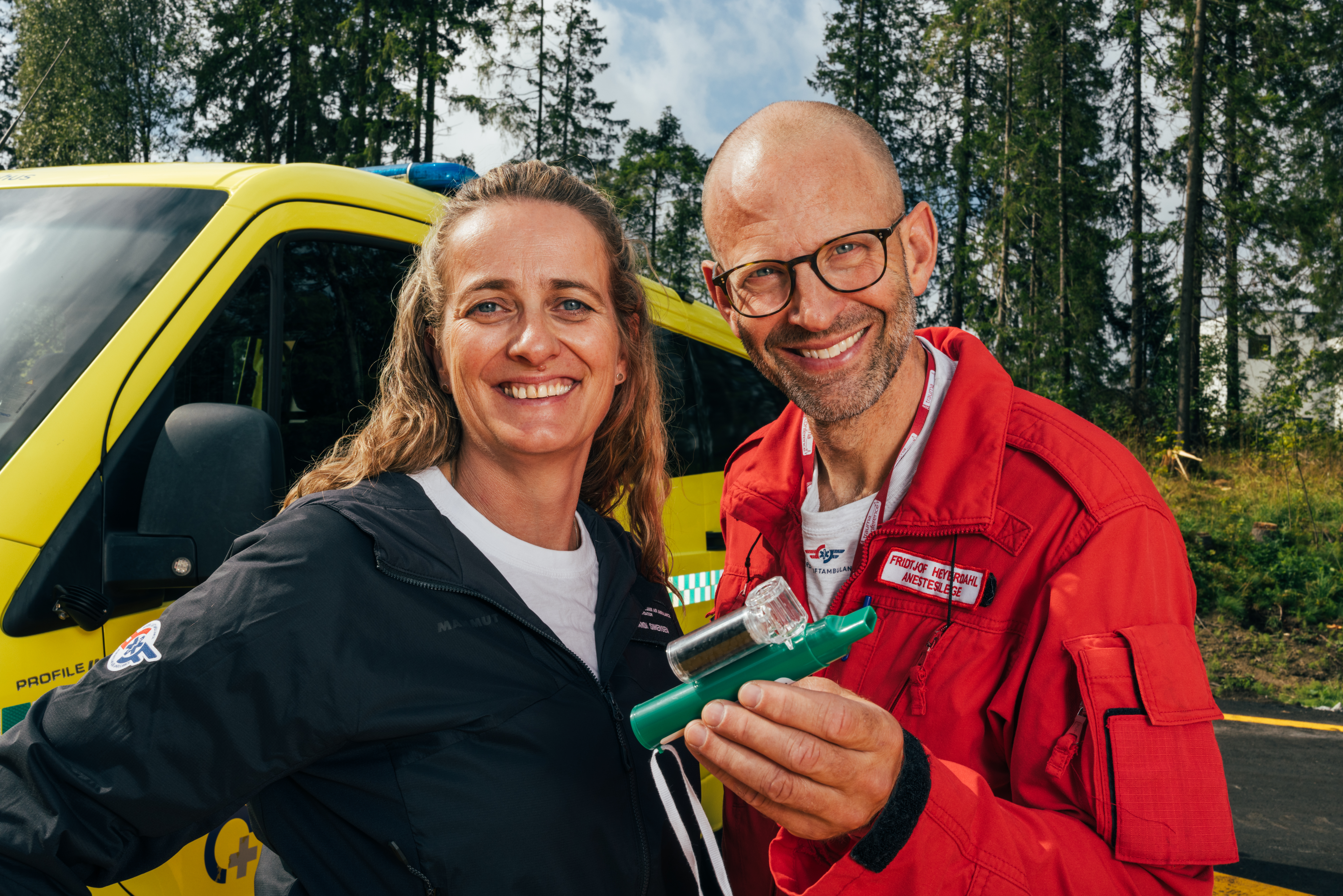 Stipendiat Randi Simensen og seniorforsker Fridtjof Heyerdahl utenfor en gul ambulanse.
