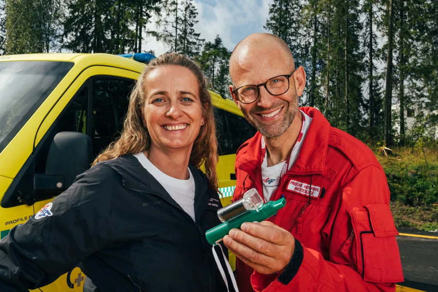 Stipendiat Randi Simensen og seniorforsker Fridtjof Heyerdahl utenfor en gul ambulanse.