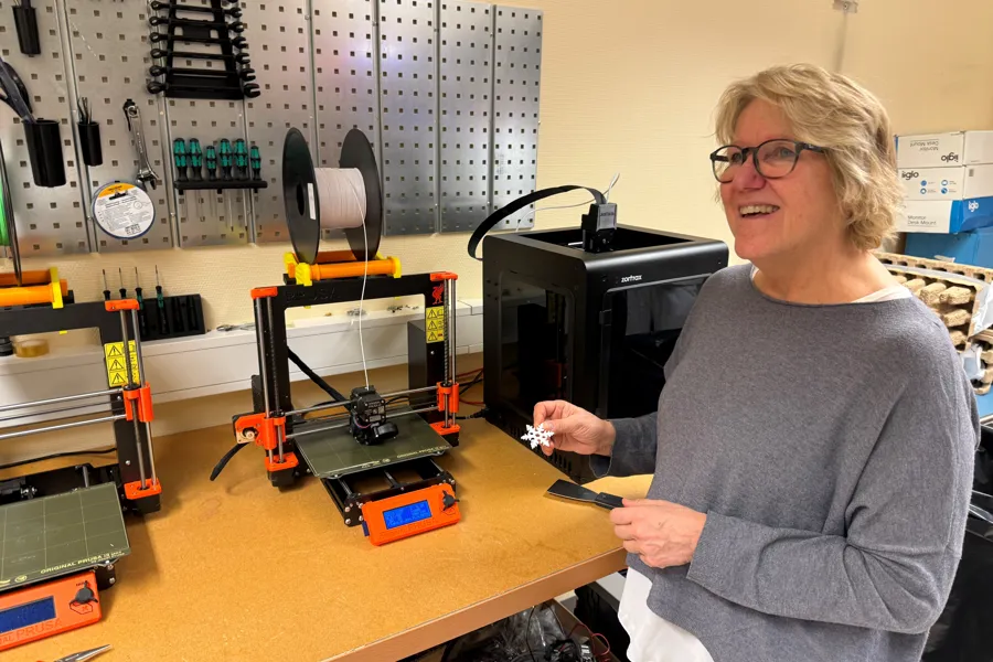 Alice Beathe Andersgaard holder en snøkrystall laget i 3D.