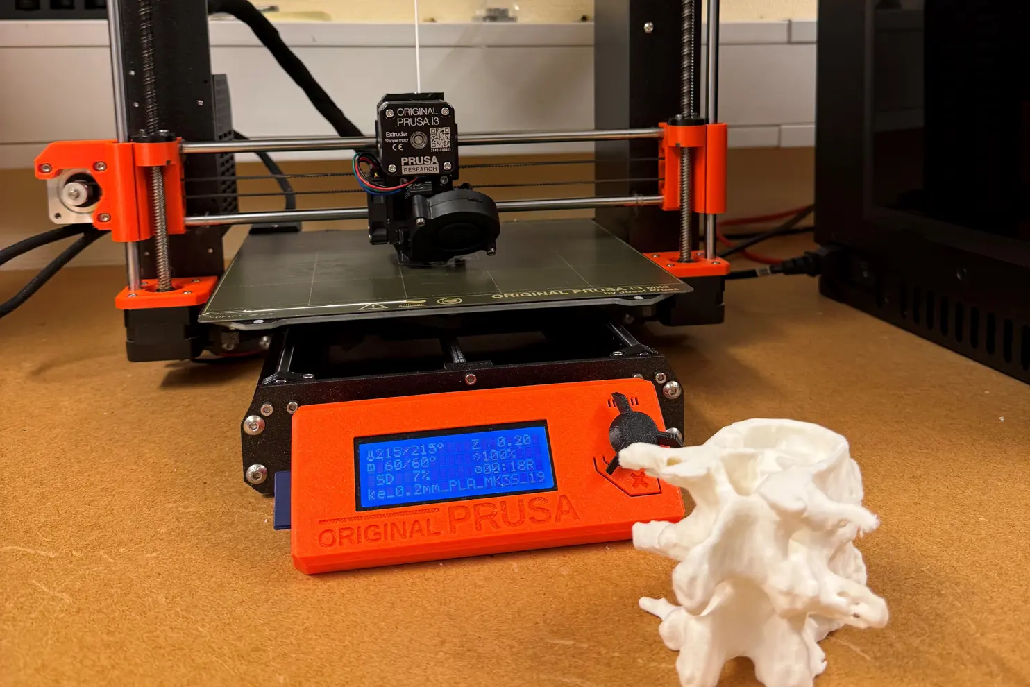 En katt som leker med en leke