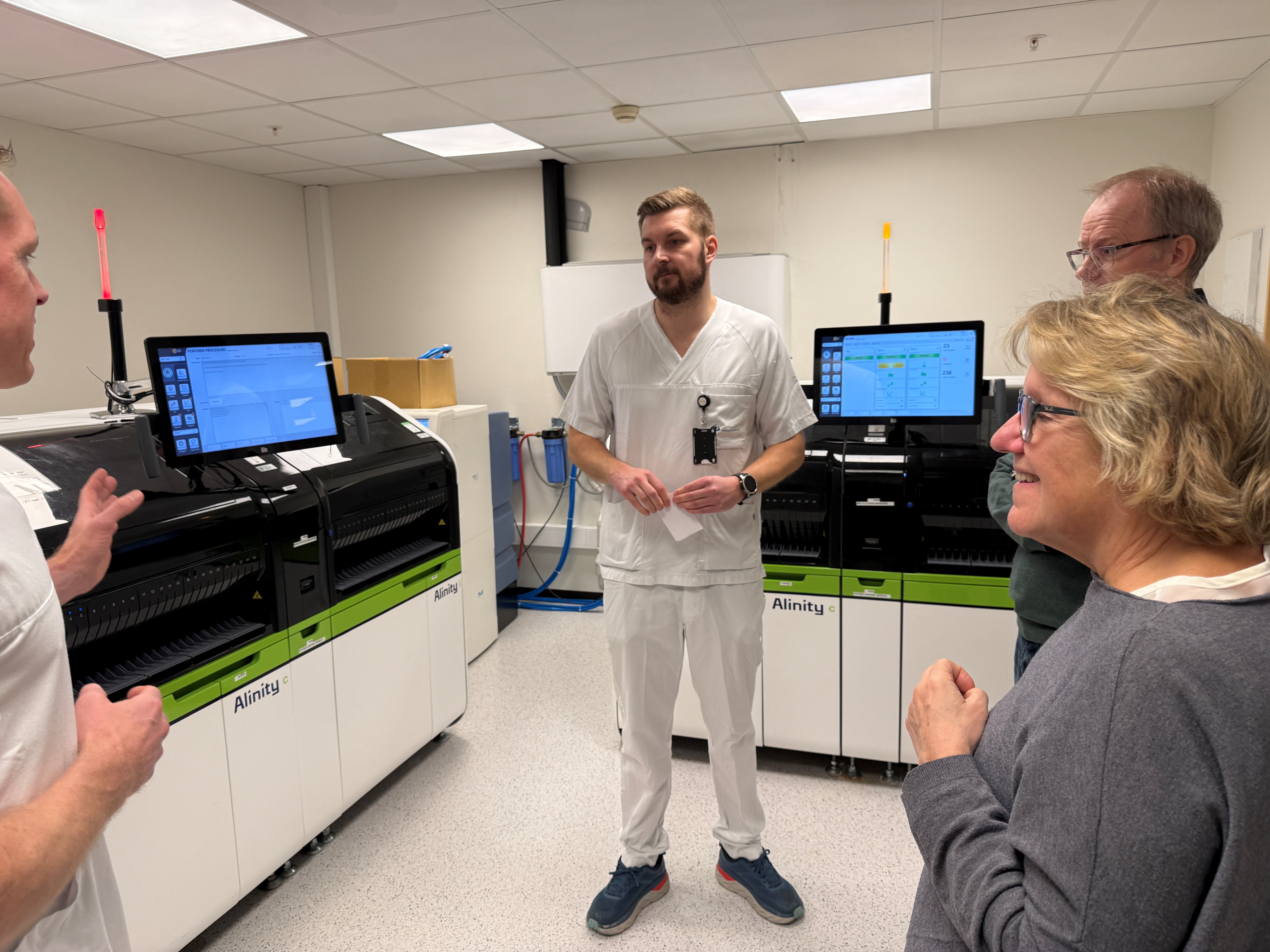 En gruppe mennesker i et rom