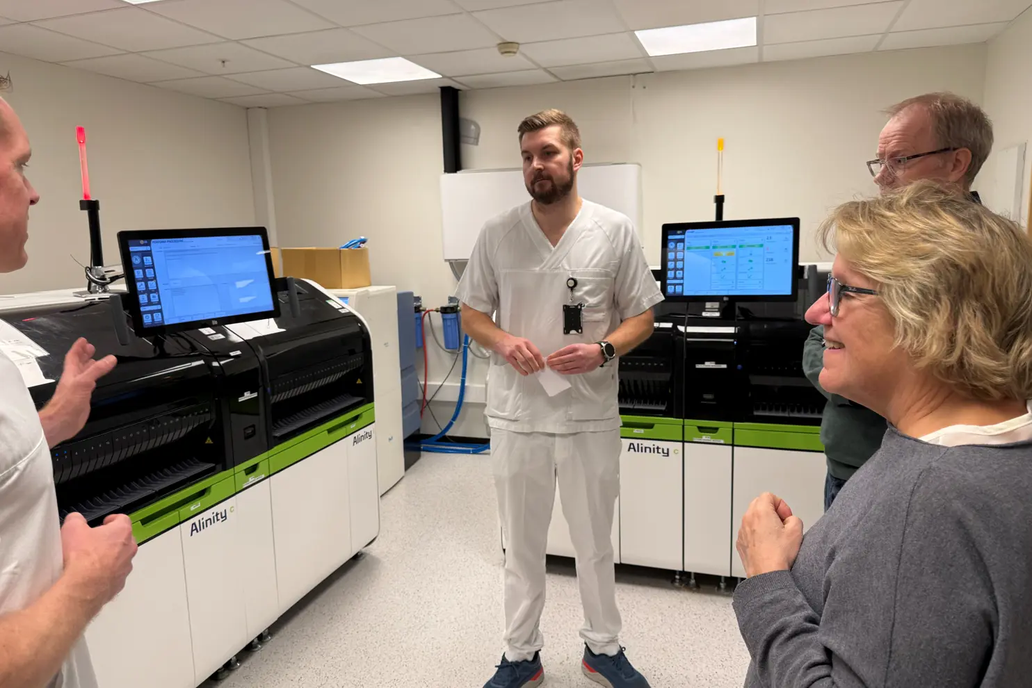 En gruppe mennesker i et rom