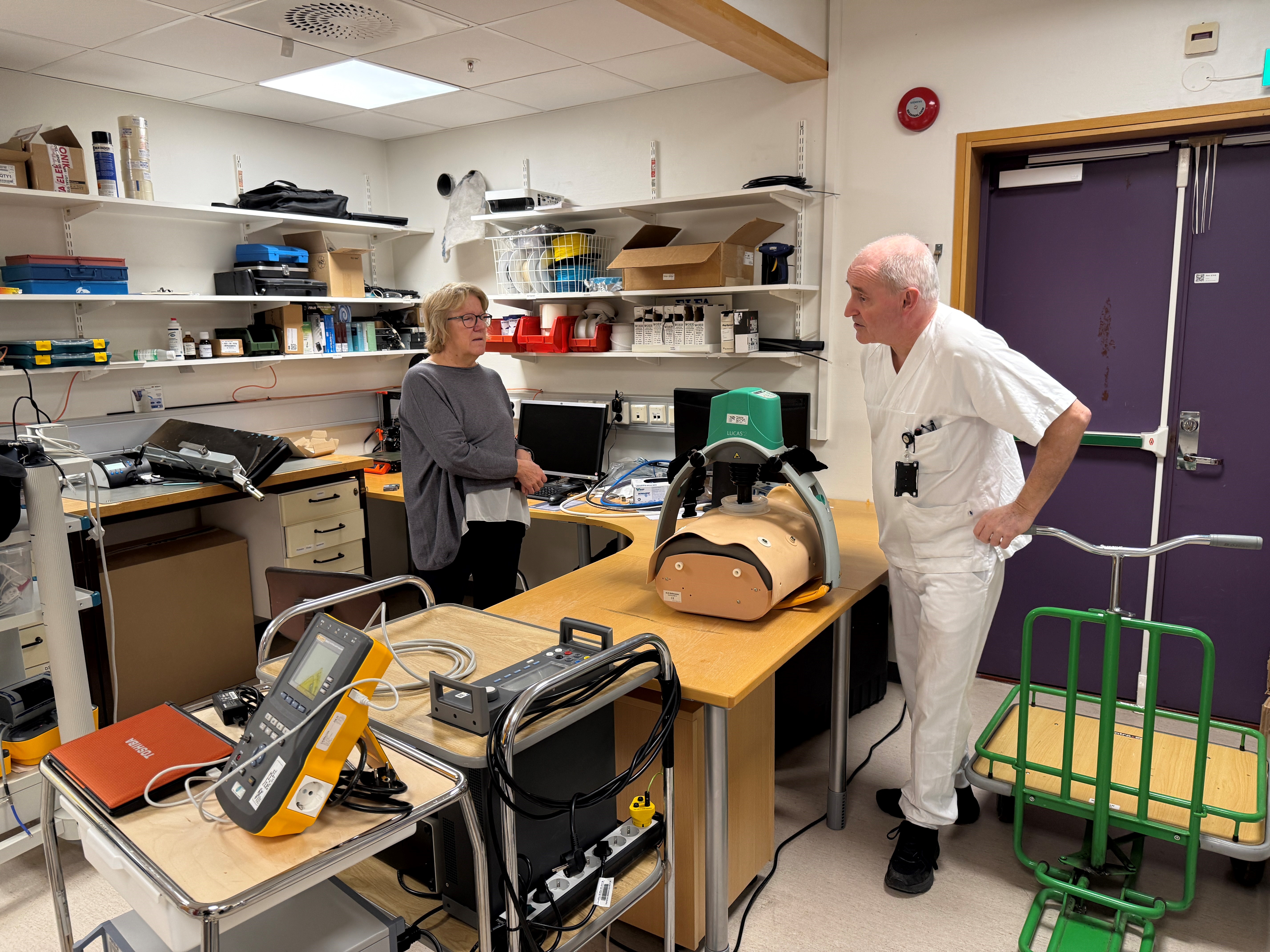 En mann og en kvinne i et rom med maskiner og utstyr