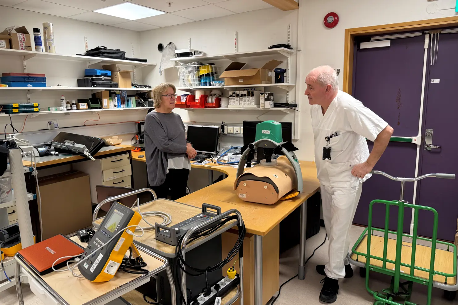 En mann og en kvinne i et rom med maskiner og utstyr