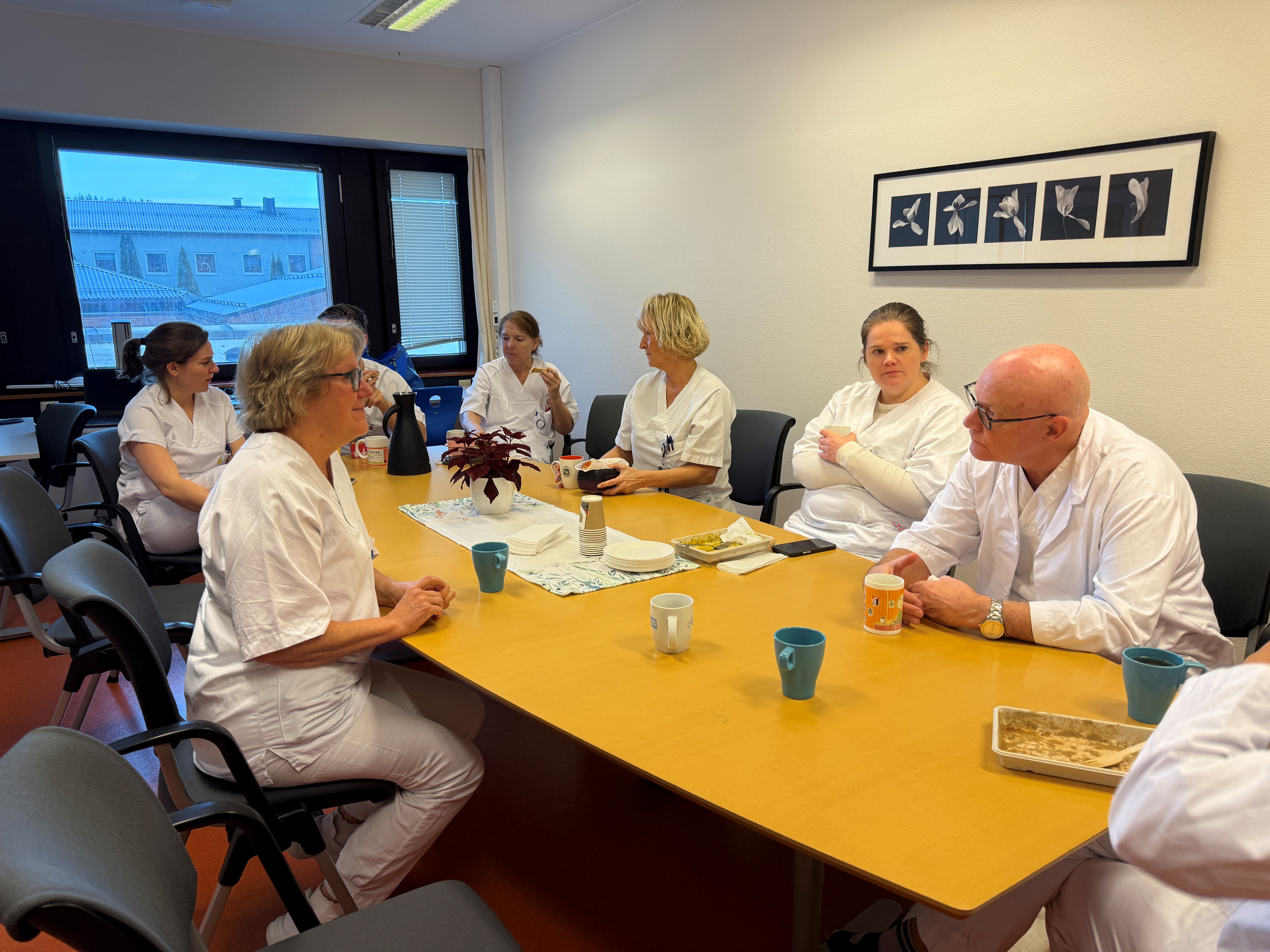 En gruppe mennesker som sitter rundt et bord