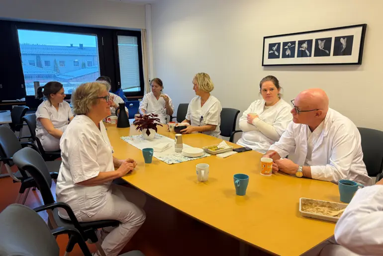 En gruppe mennesker som sitter rundt et bord