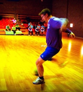 En mann spiller fotball