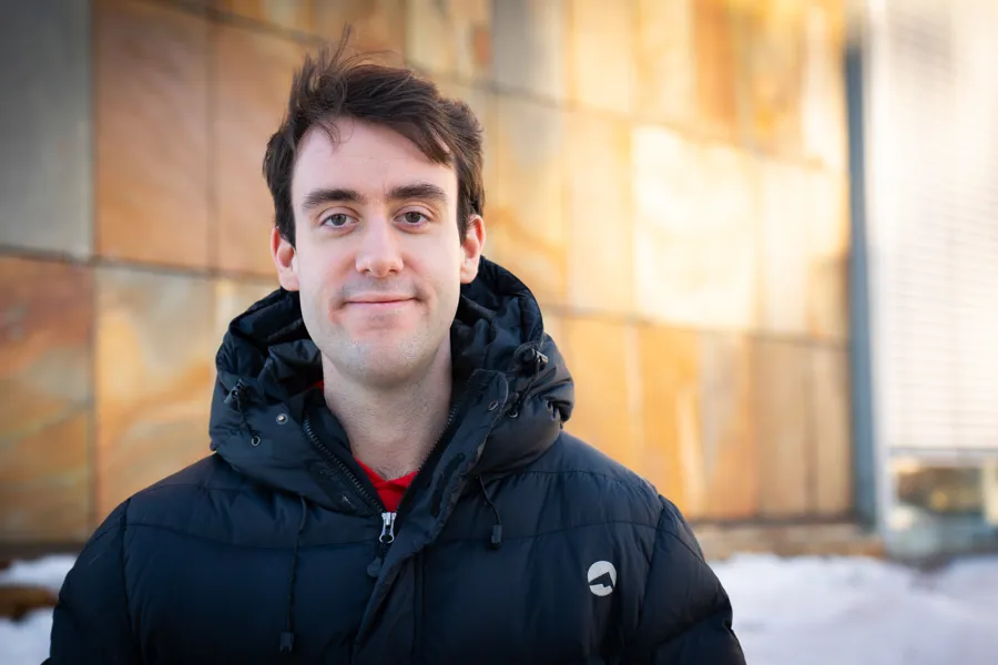 Stian Orm står utendørs, portrett.