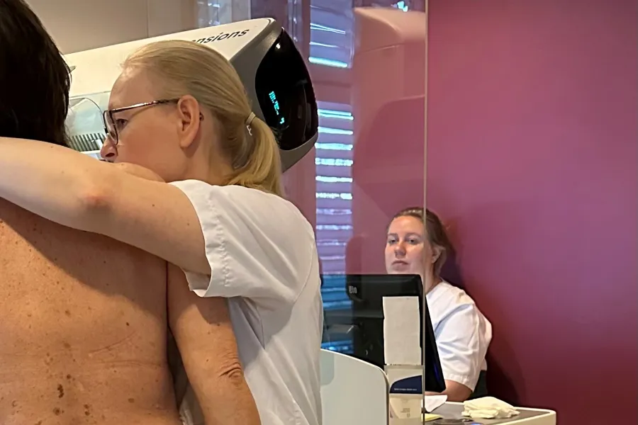 En person som ser på en person i et speil