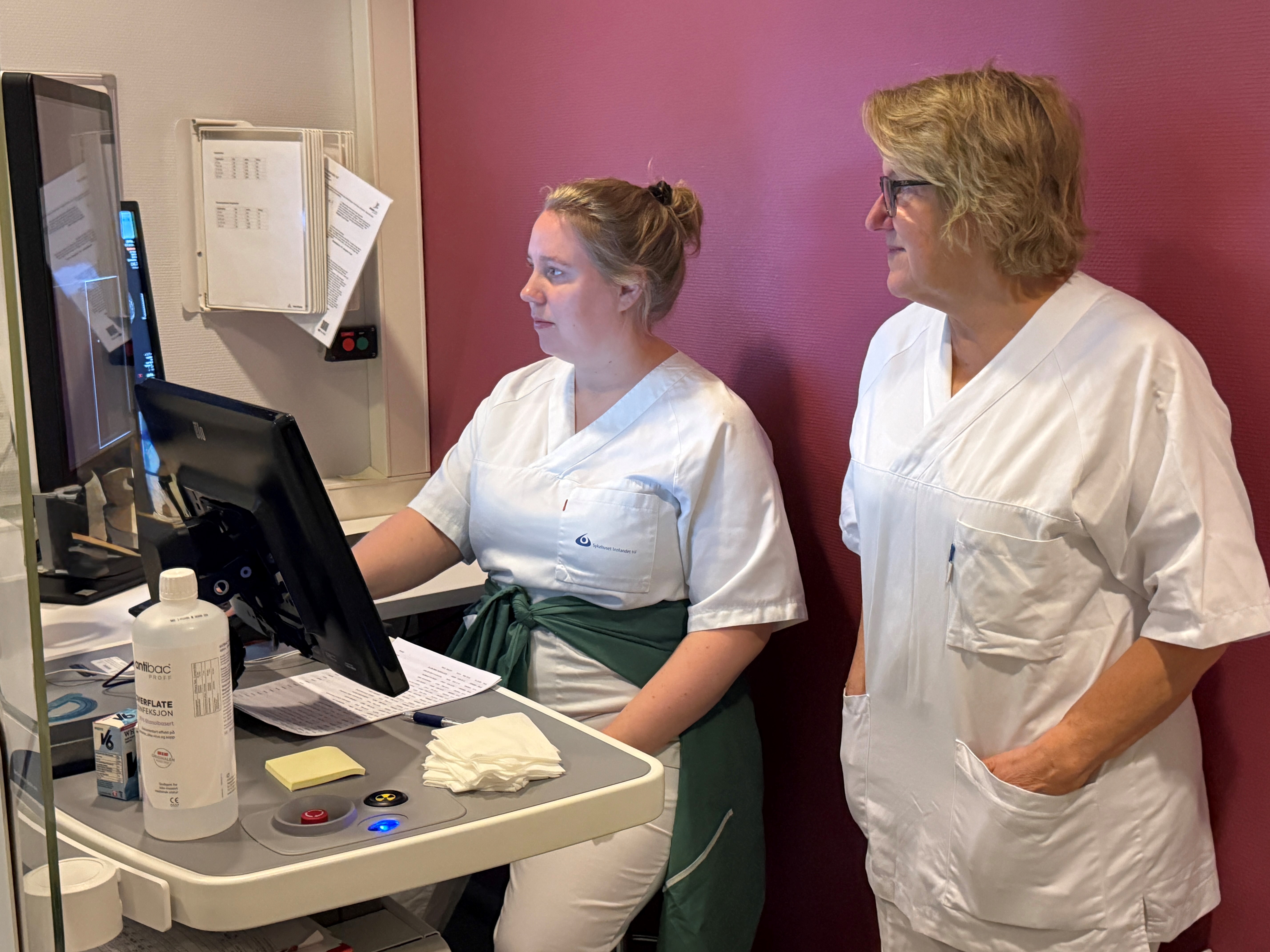 En person i hvit frakk og en person i hvit laboratoriefrakk