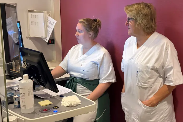 En person i hvit frakk og en person i hvit laboratoriefrakk