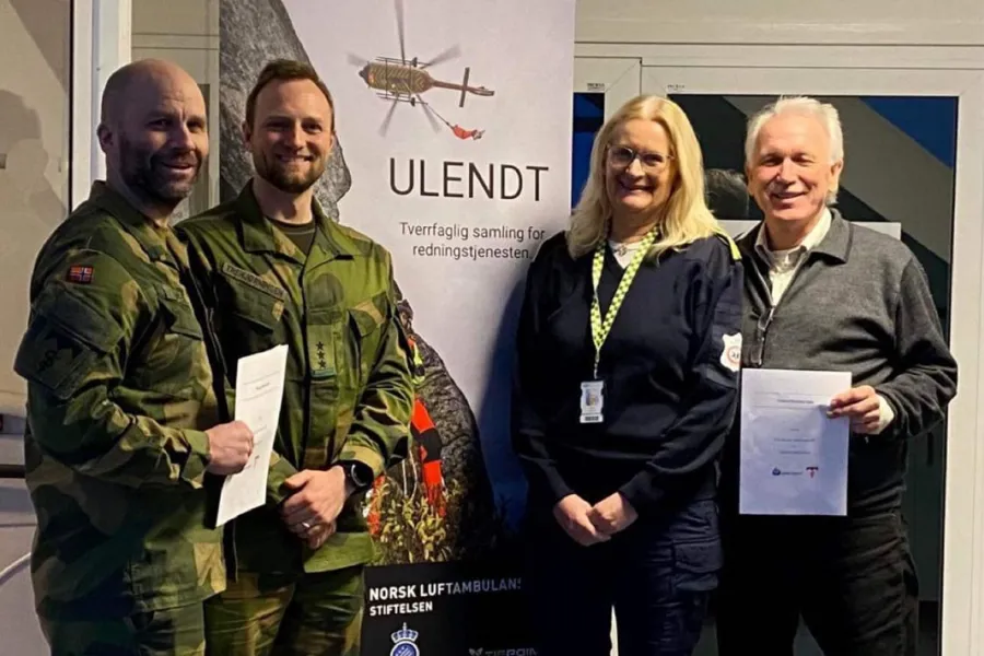 Bataljonssjef for Sanitetsbataljonen, brigade Nord, Ronny Skeie, kompanisjef Sanitetskompani 3, Håkon Trehjørningen, avdelingssjef ambulanse Ingvild Grønnerud og divisjonsdirektør Geir Kristoffersen med signert samarbeidsavtale