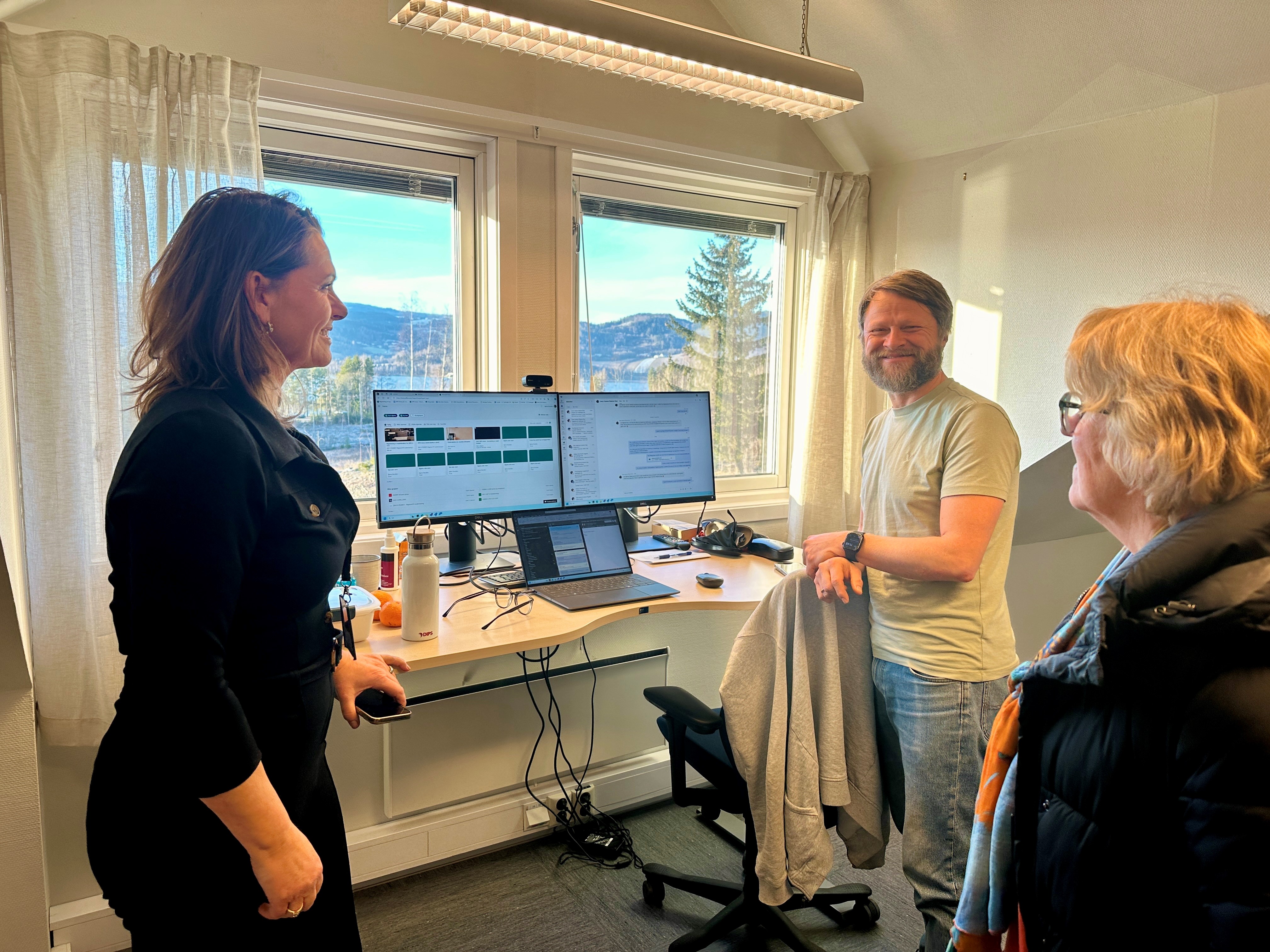 En gruppe personer på et kontor