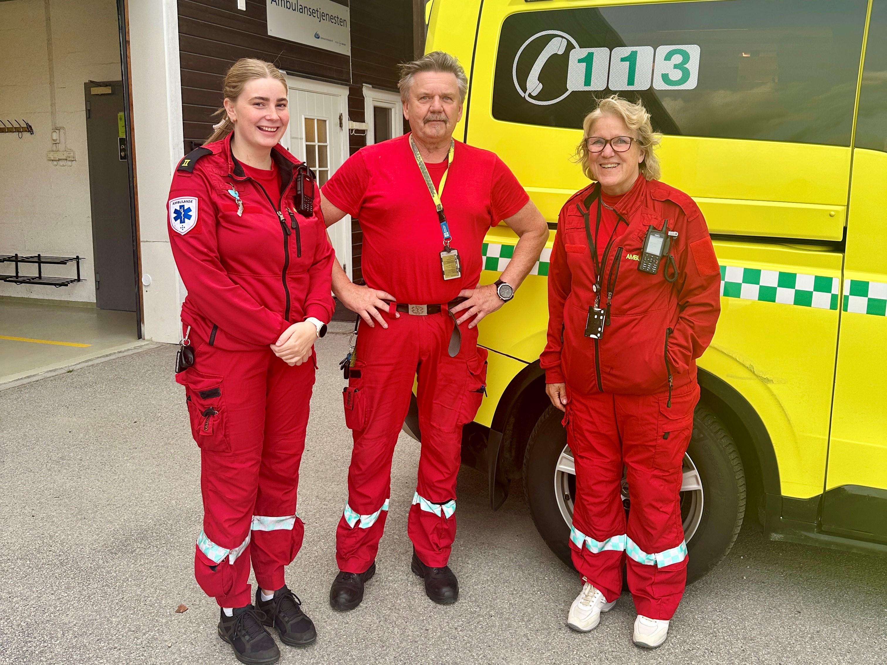 En gruppe mennesker i røde jumpsuits som poserer for et bilde