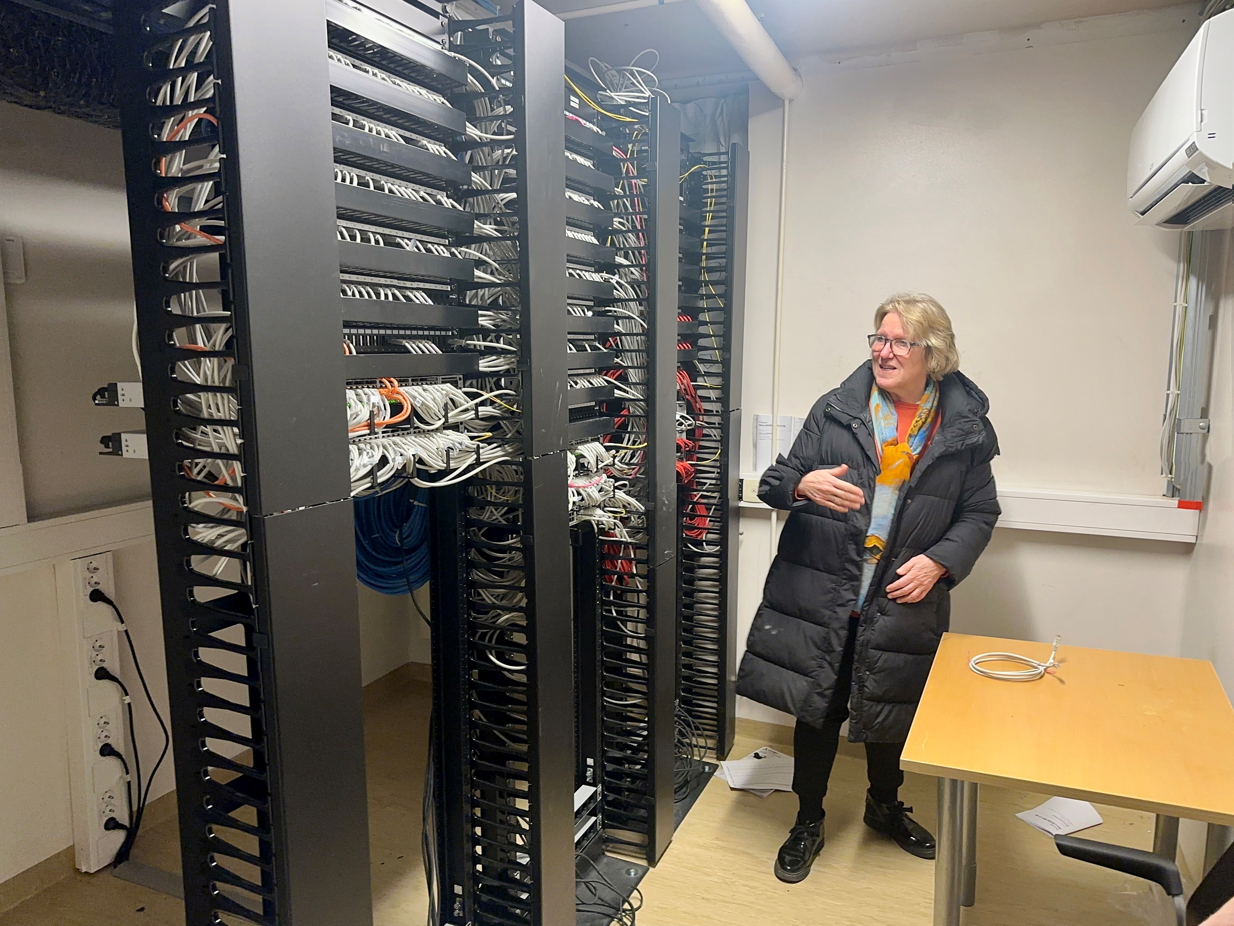 En person som står ved siden av en datamaskin