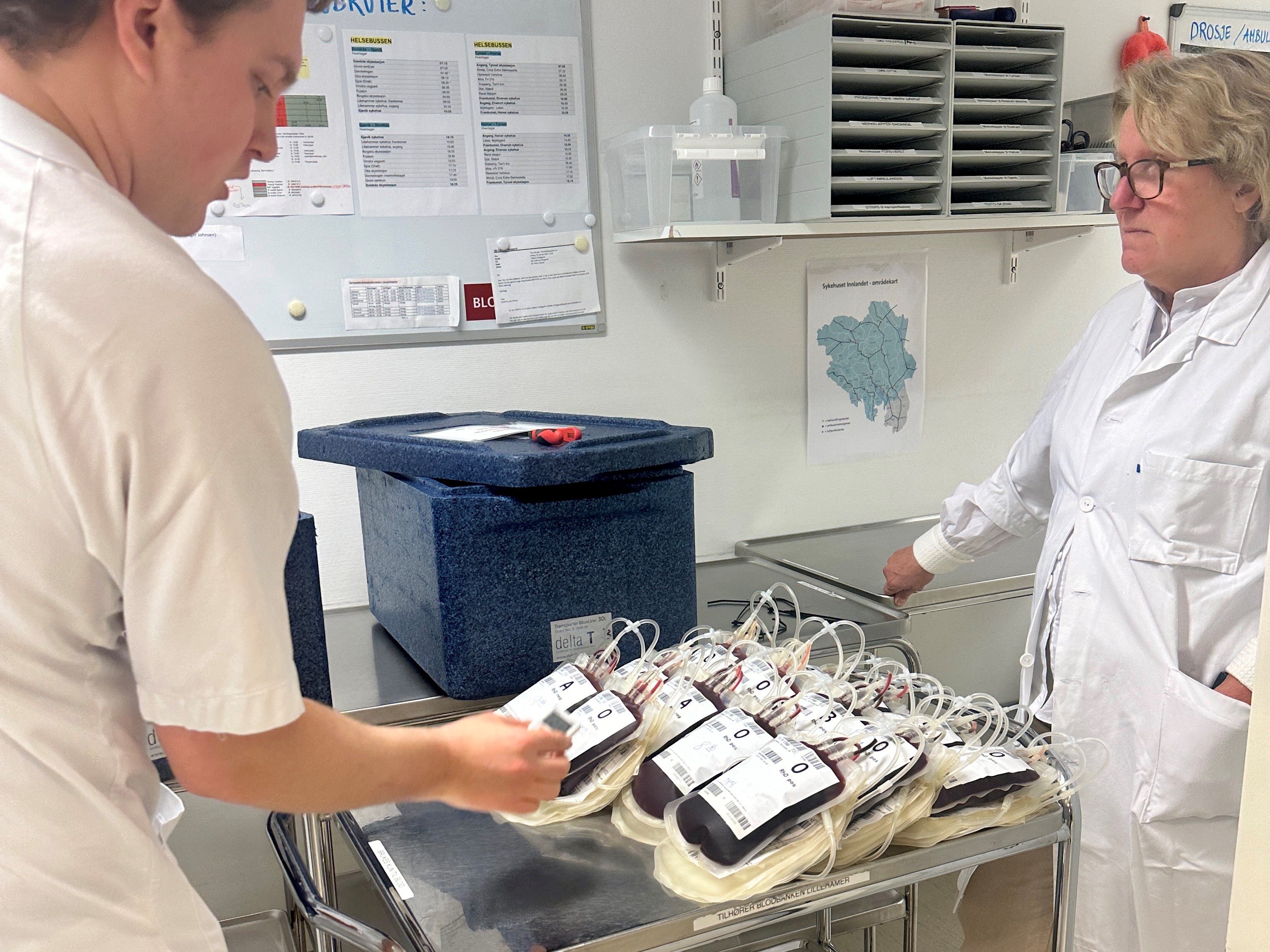 En mann og en kvinne i et laboratorium