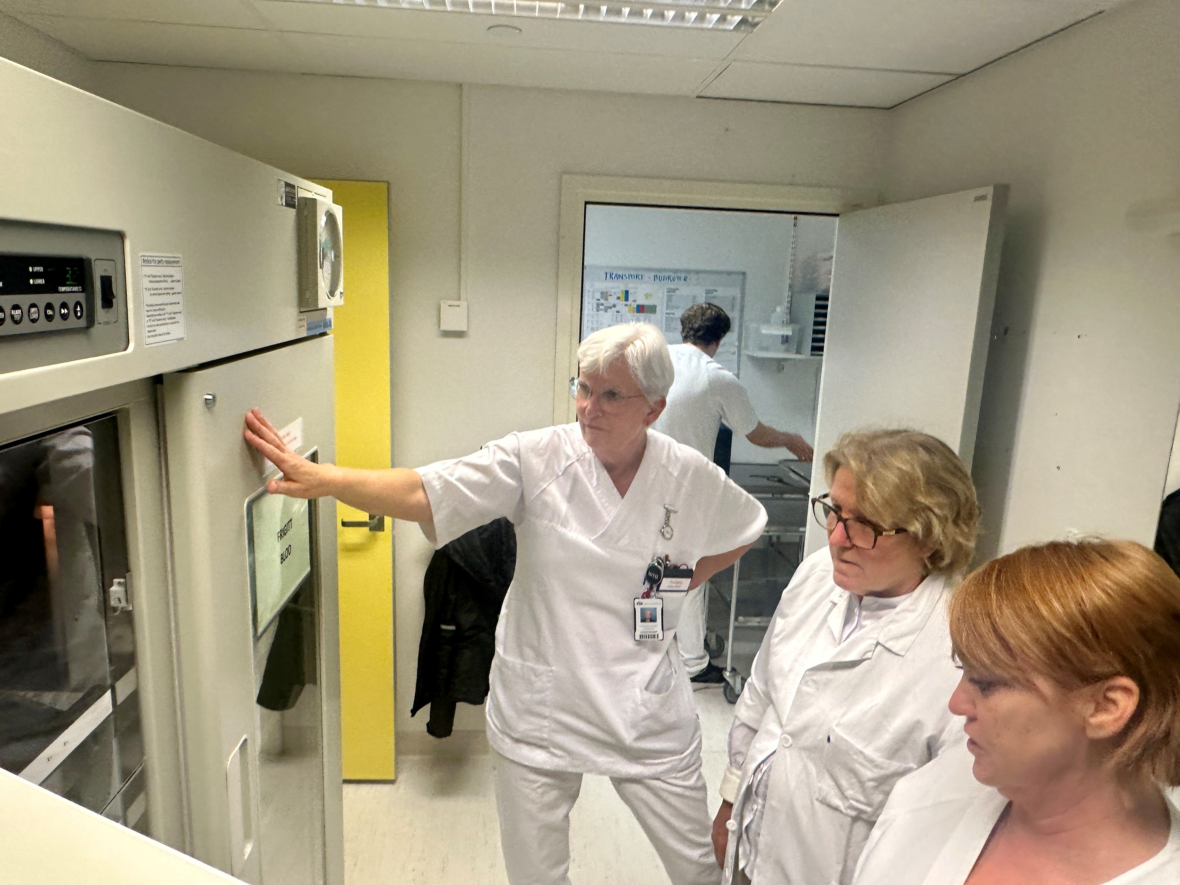 En gruppe personer i et rom